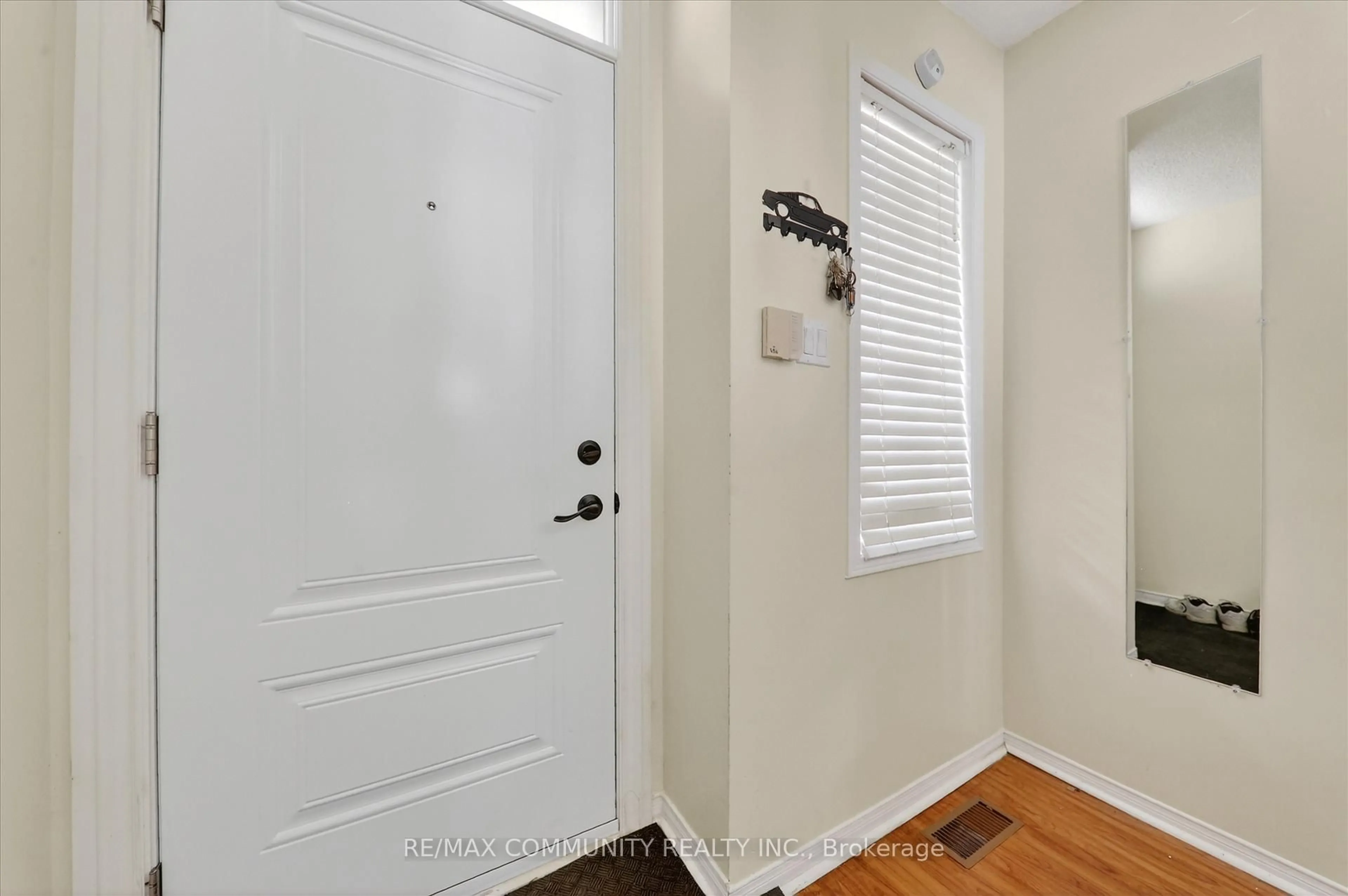 Indoor entryway for 1645 Autumn Cres, Pickering Ontario L1V 6X6