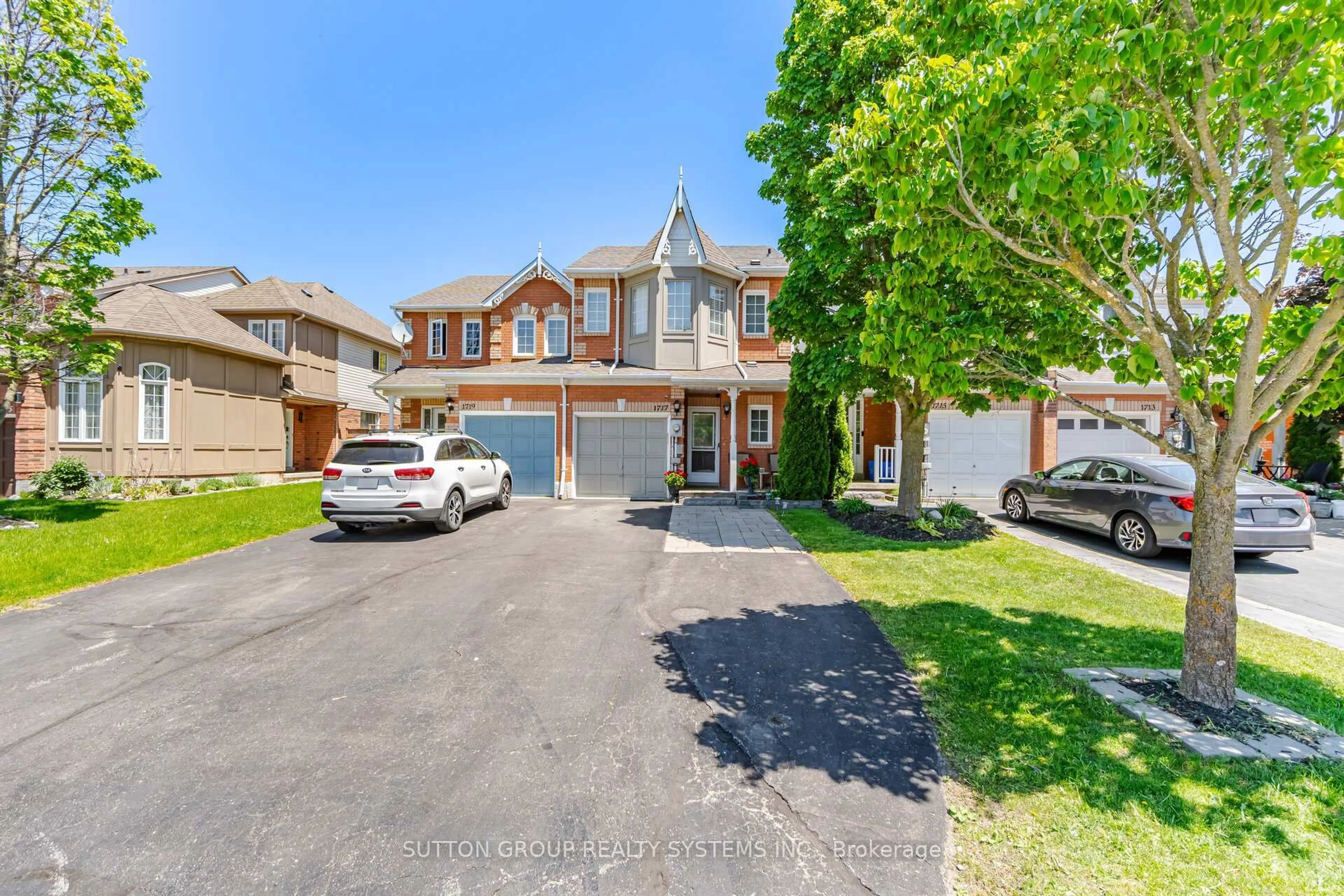 A pic from outside/outdoor area/front of a property/back of a property/a pic from drone, street for 1717 Woodgate Tr, Oshawa Ontario L1G 8B4