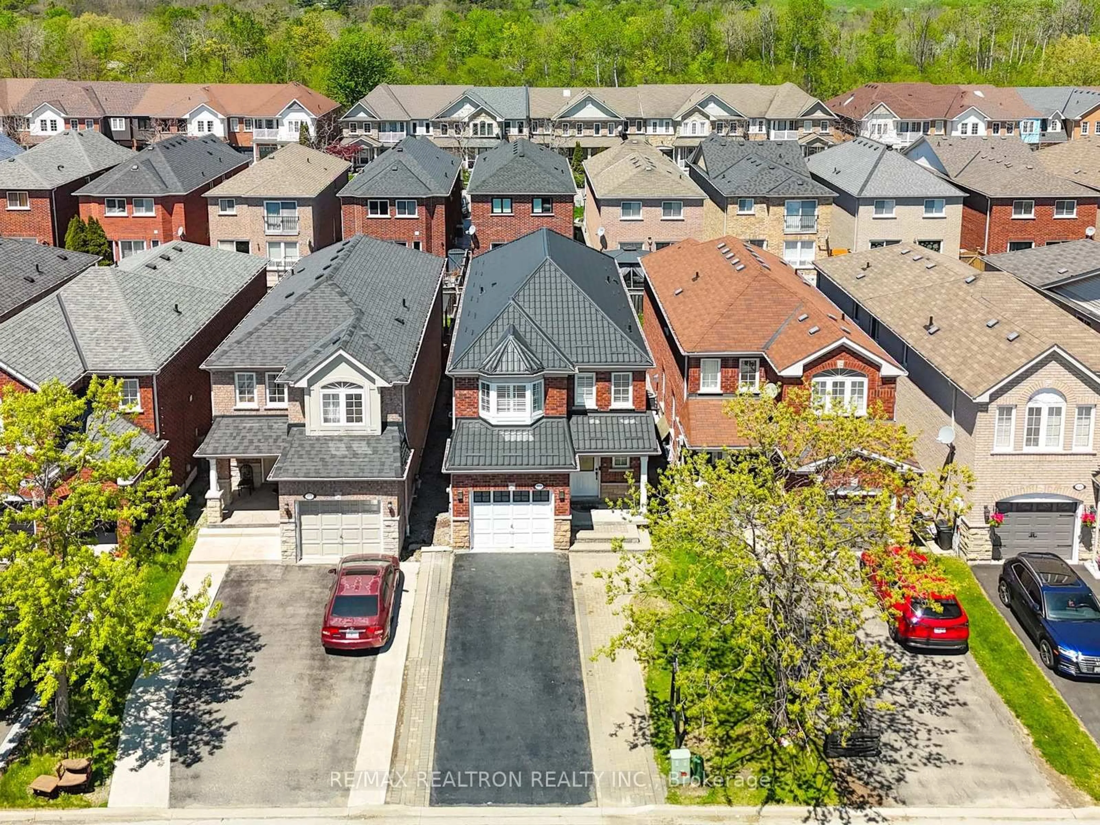A pic from outside/outdoor area/front of a property/back of a property/a pic from drone, street for 664 Sunbird Tr, Pickering Ontario L1X 2X6