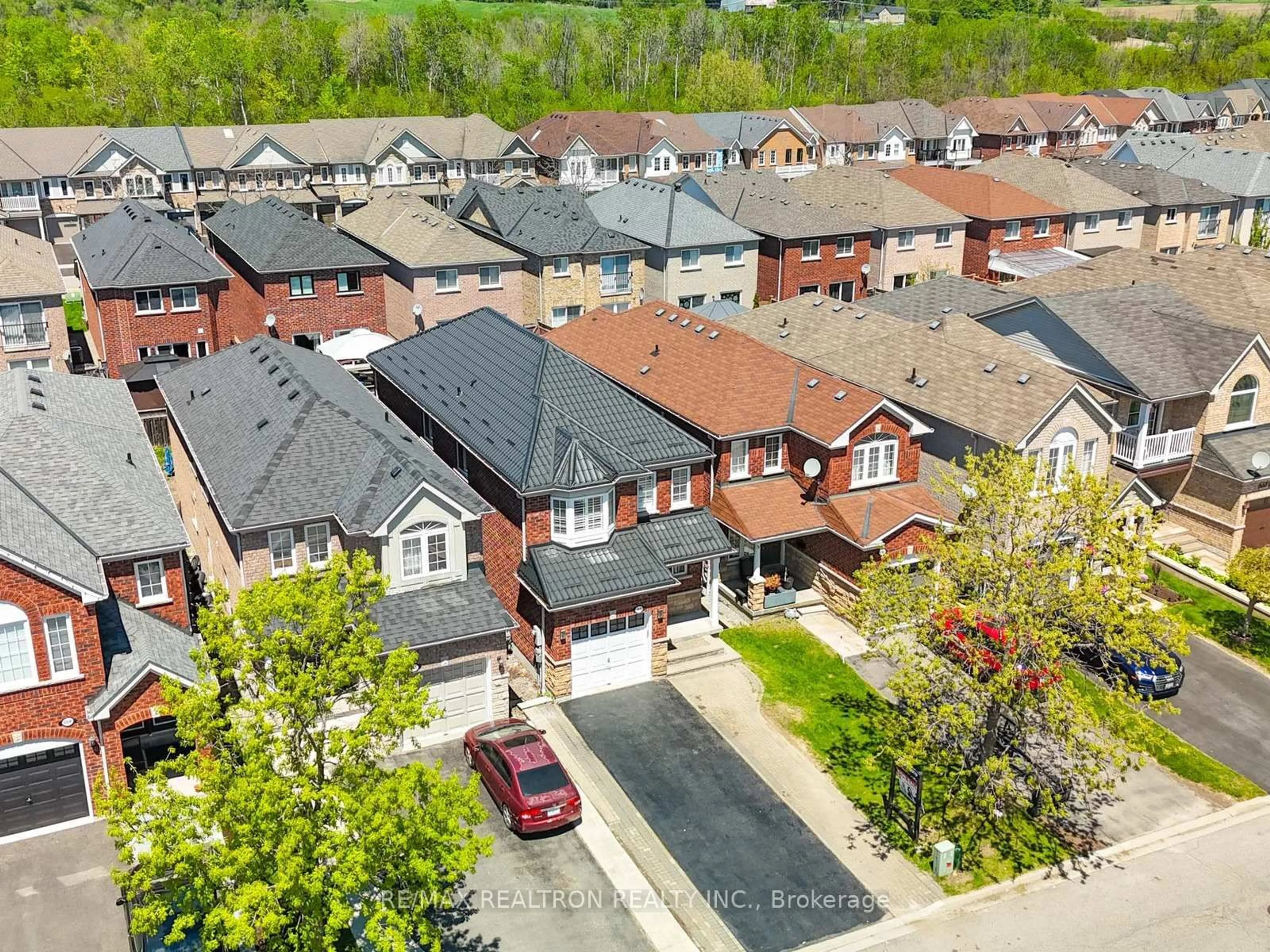 A pic from outside/outdoor area/front of a property/back of a property/a pic from drone, street for 664 Sunbird Tr, Pickering Ontario L1X 2X6