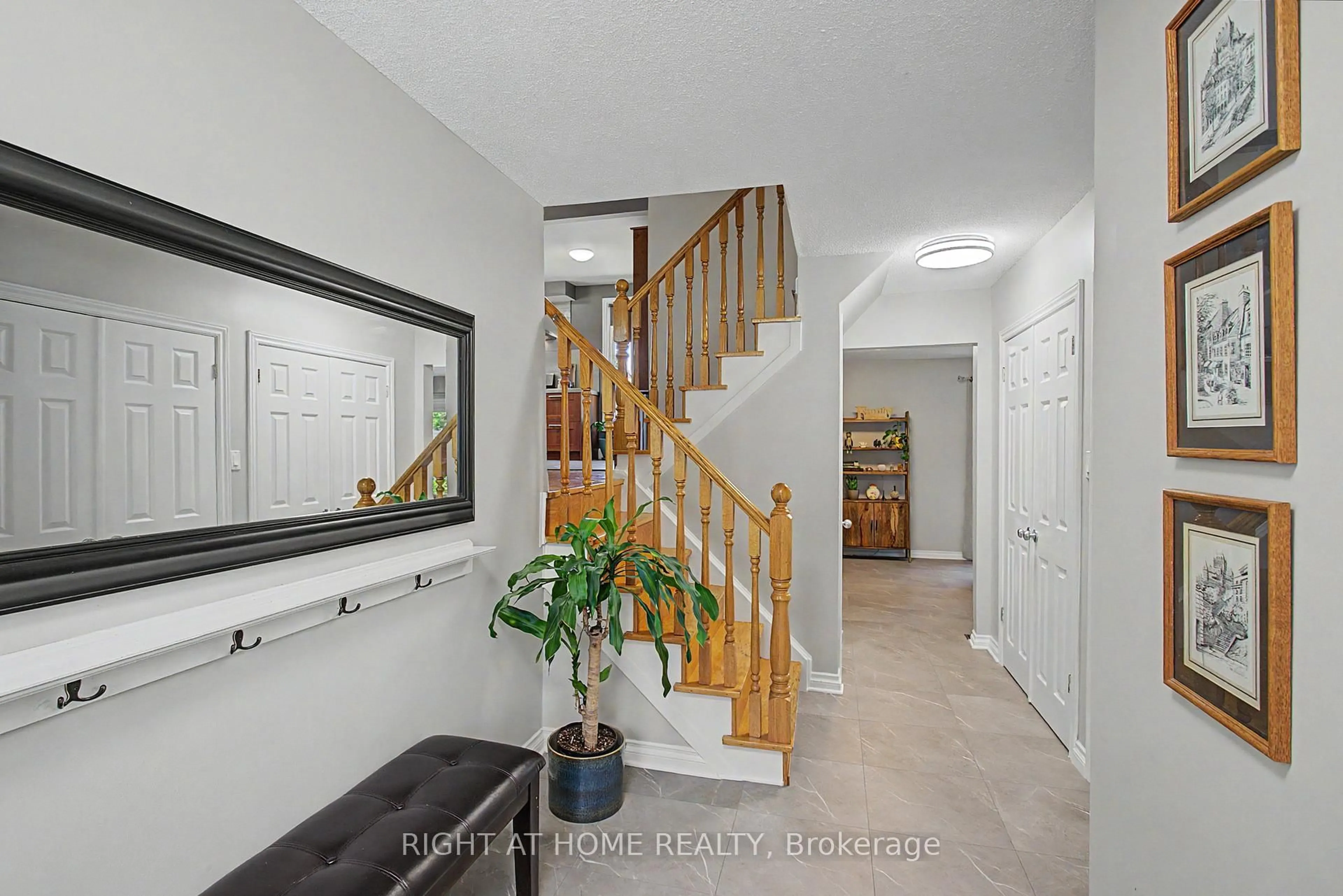 Indoor entryway for 784 Rodney Crt, Oshawa Ontario L1G 6V7