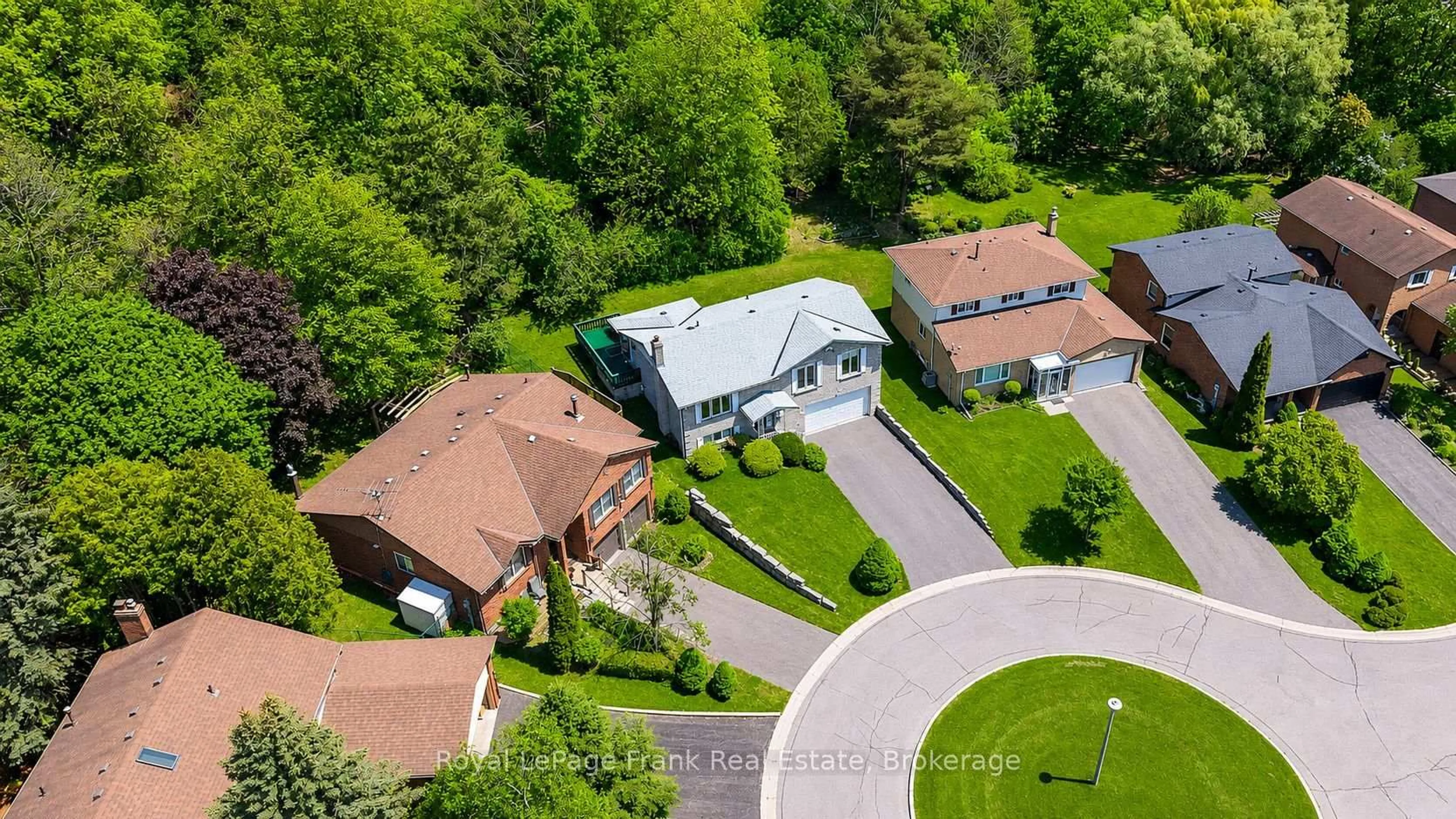 A pic from outside/outdoor area/front of a property/back of a property/a pic from drone, street for 311 Cumberland Crt, Oshawa Ontario L1H 8E7
