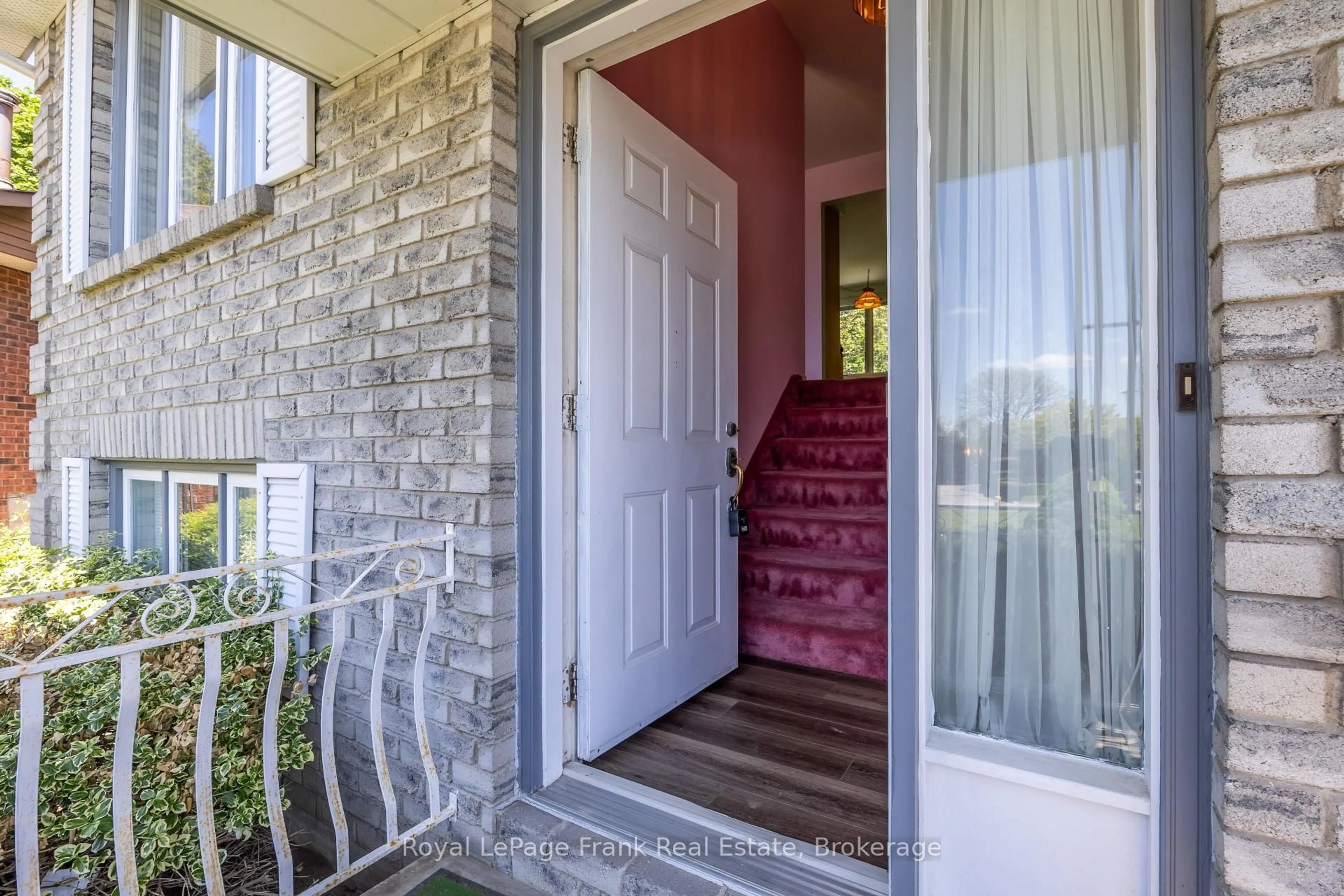 Indoor entryway for 311 Cumberland Crt, Oshawa Ontario L1H 8E7