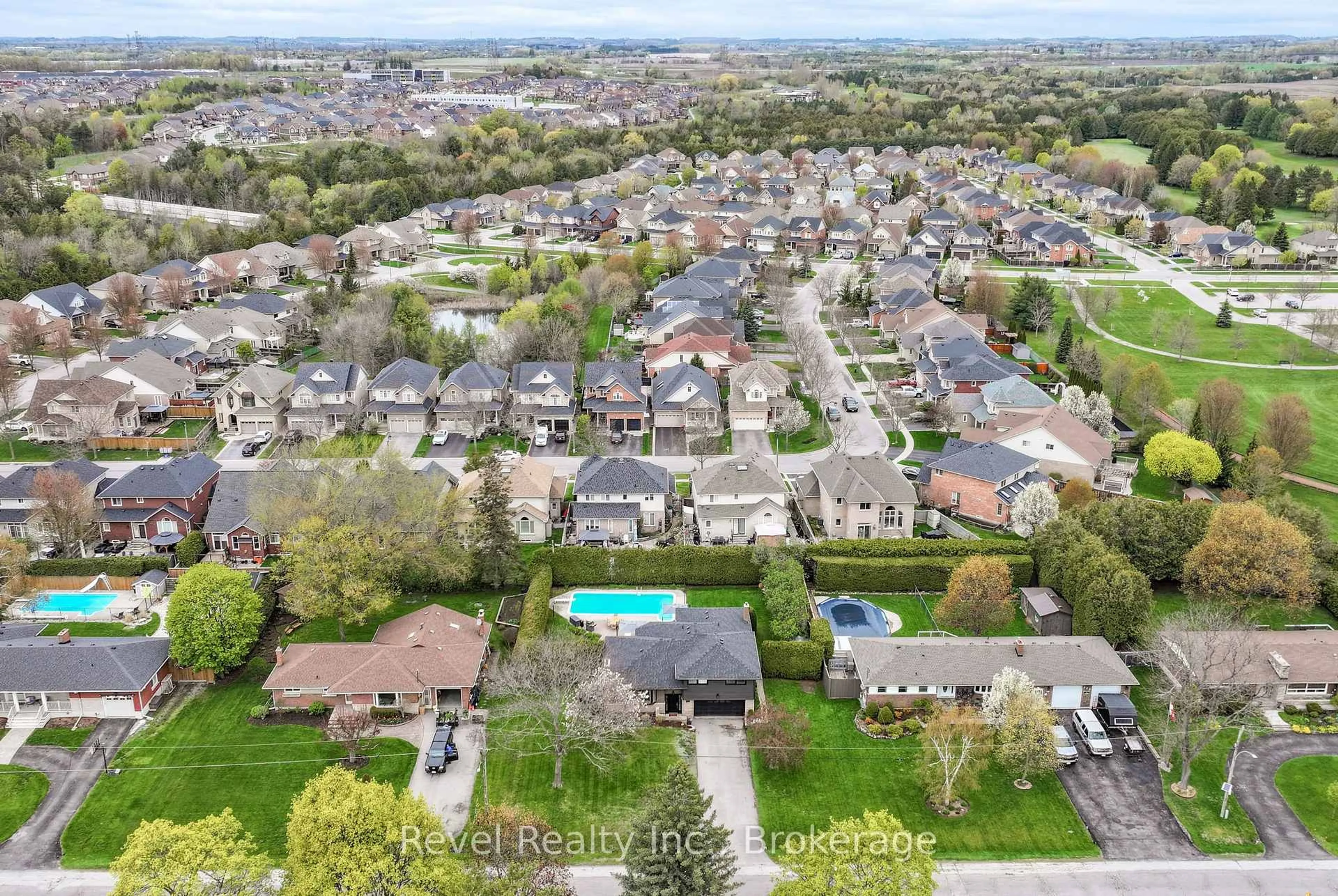 A pic from outside/outdoor area/front of a property/back of a property/a pic from drone, unknown for 336 Meadow St, Oshawa Ontario L1L 1A3