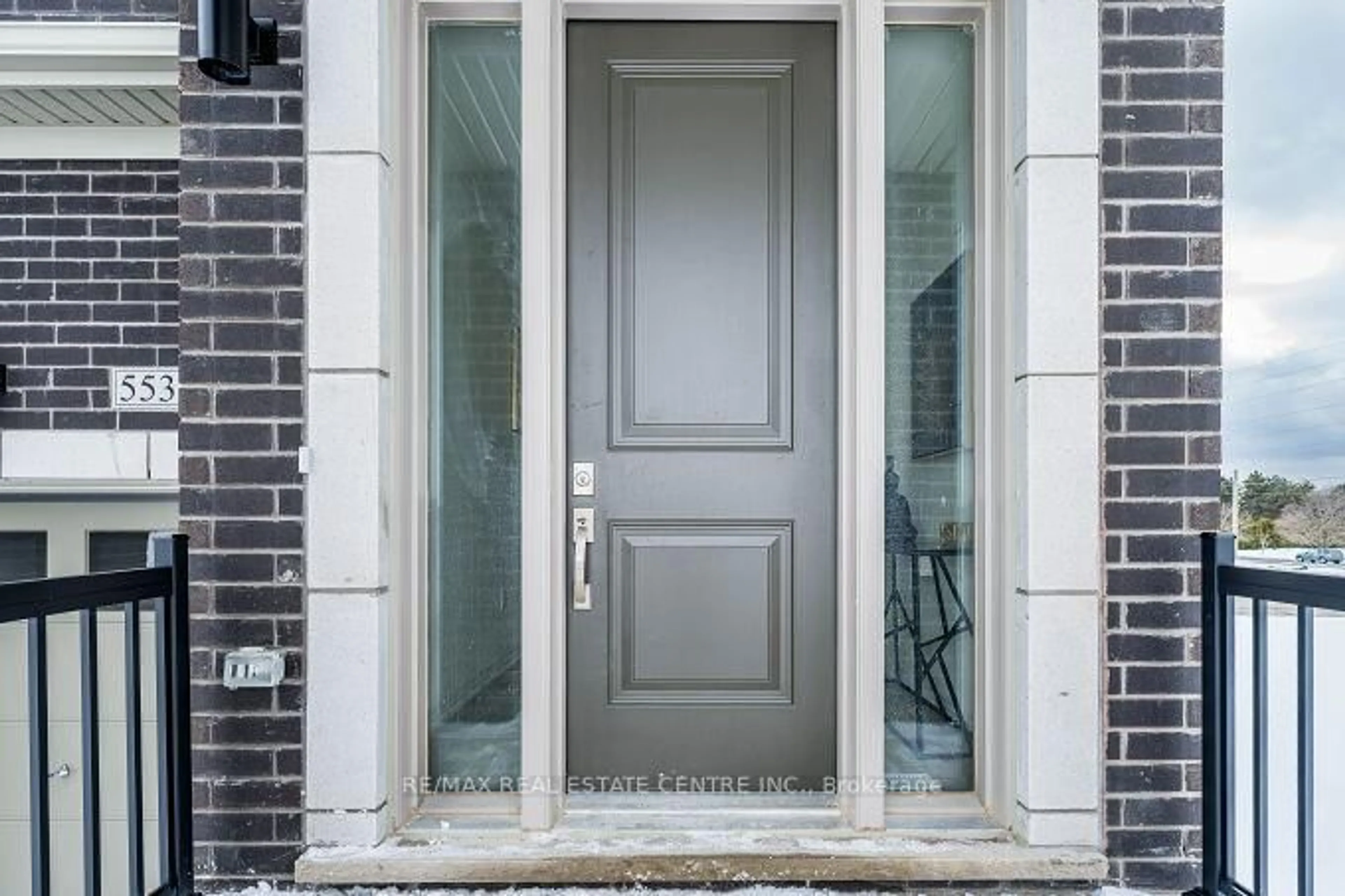 Indoor entryway for 553 TED MARKS Dr, Oshawa Ontario L1L 0X3