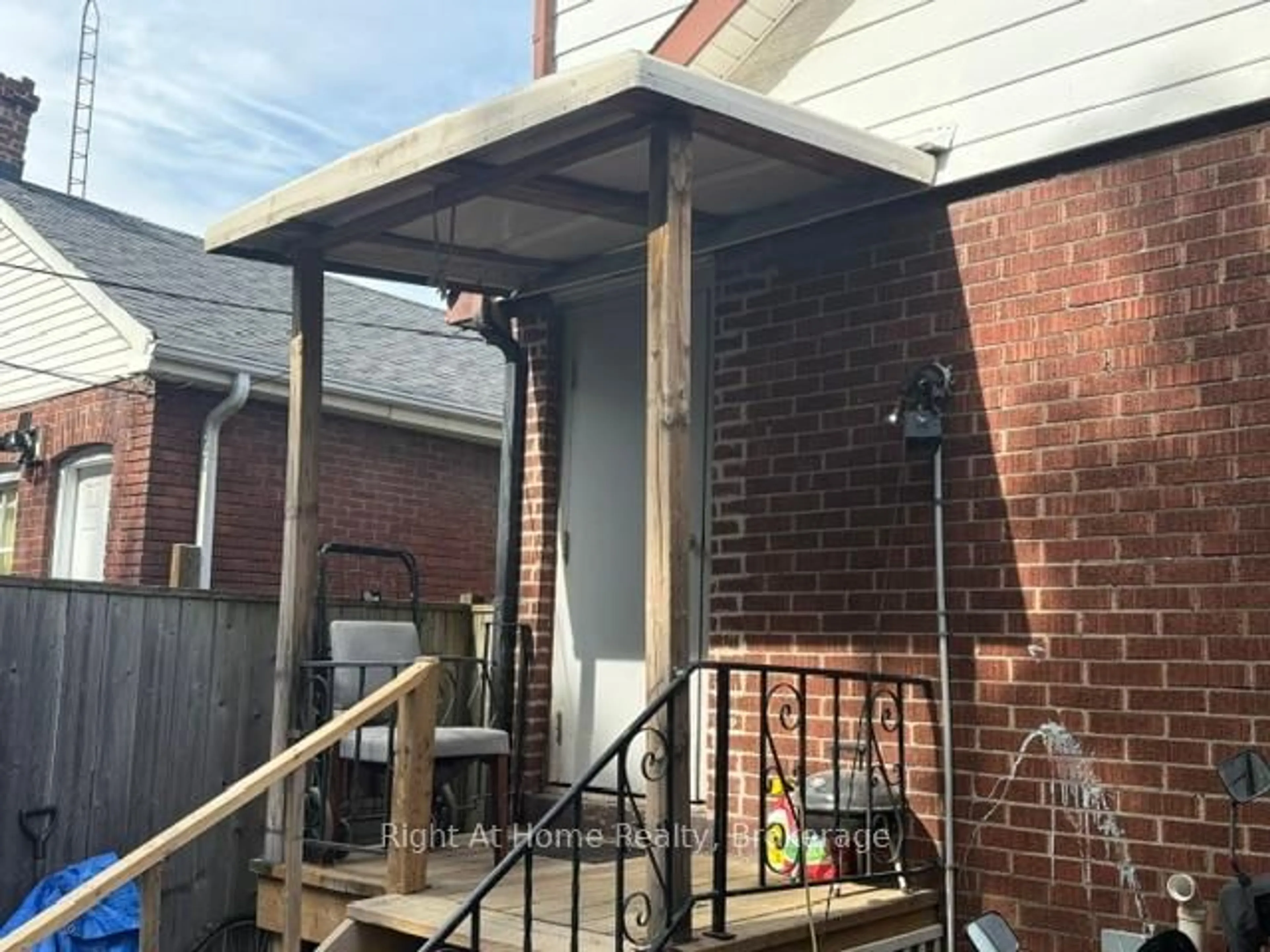 Patio, street for 238 Albert St, Oshawa Ontario L1H 4R5