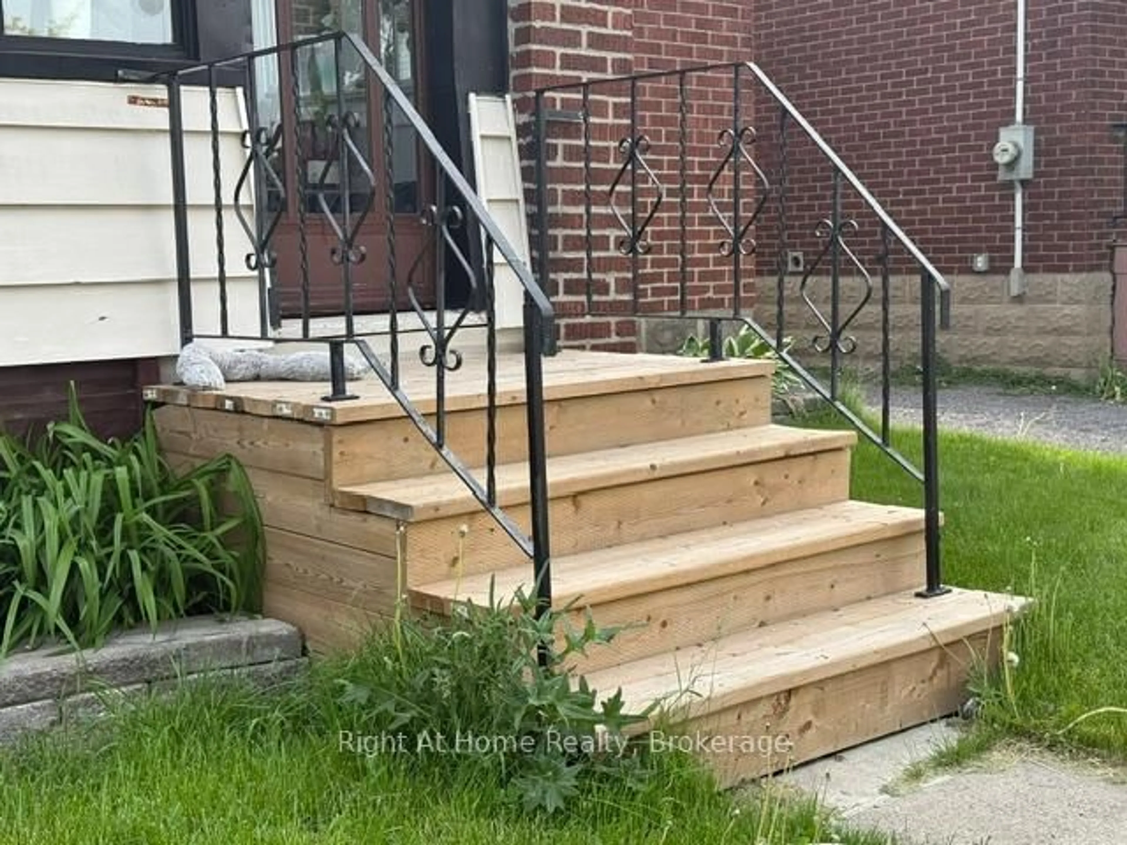 Stairs for 238 Albert St, Oshawa Ontario L1H 4R5