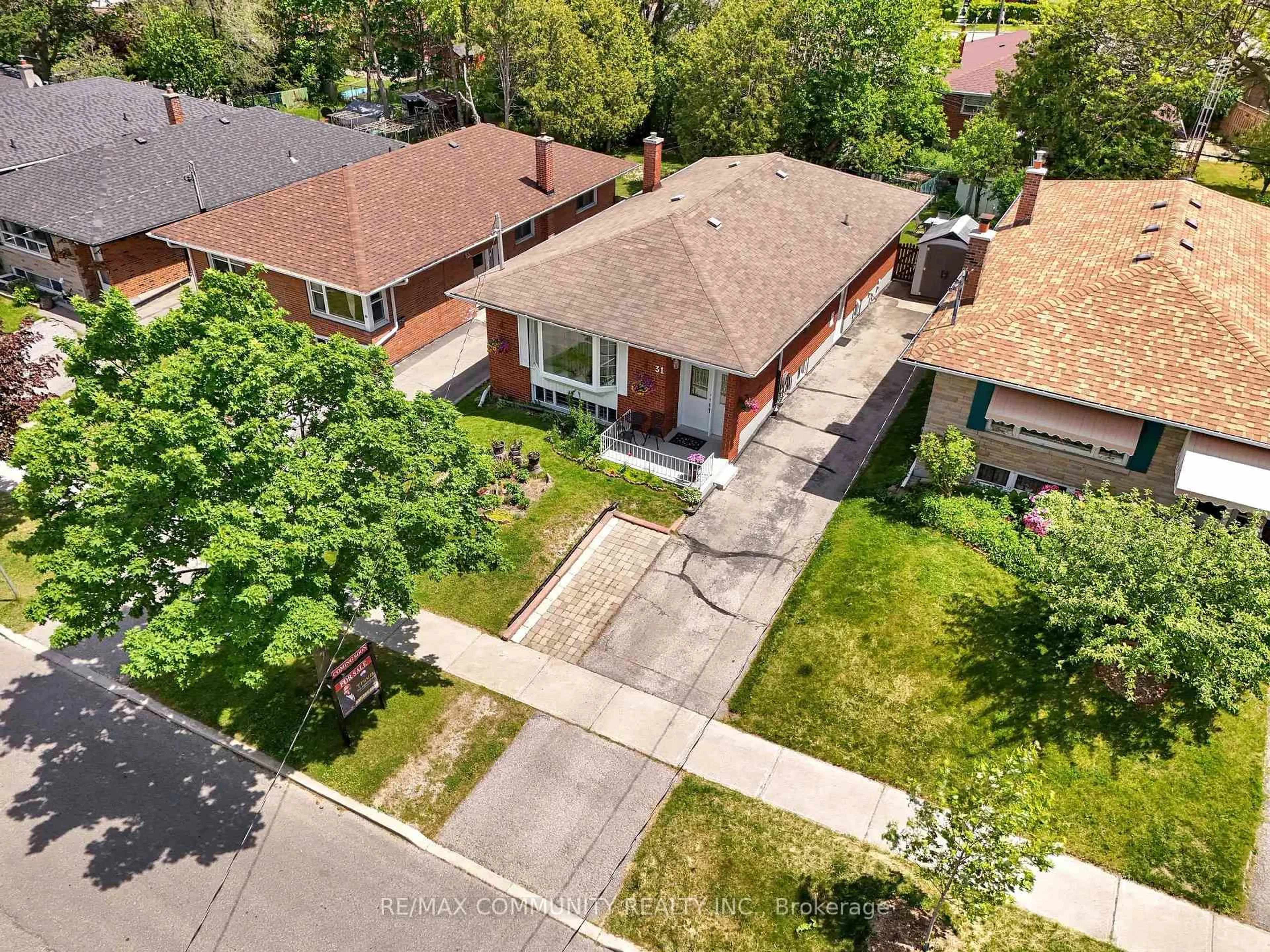 A pic from outside/outdoor area/front of a property/back of a property/a pic from drone, street for 31 Kilbride Rd, Toronto Ontario M1J 1X6