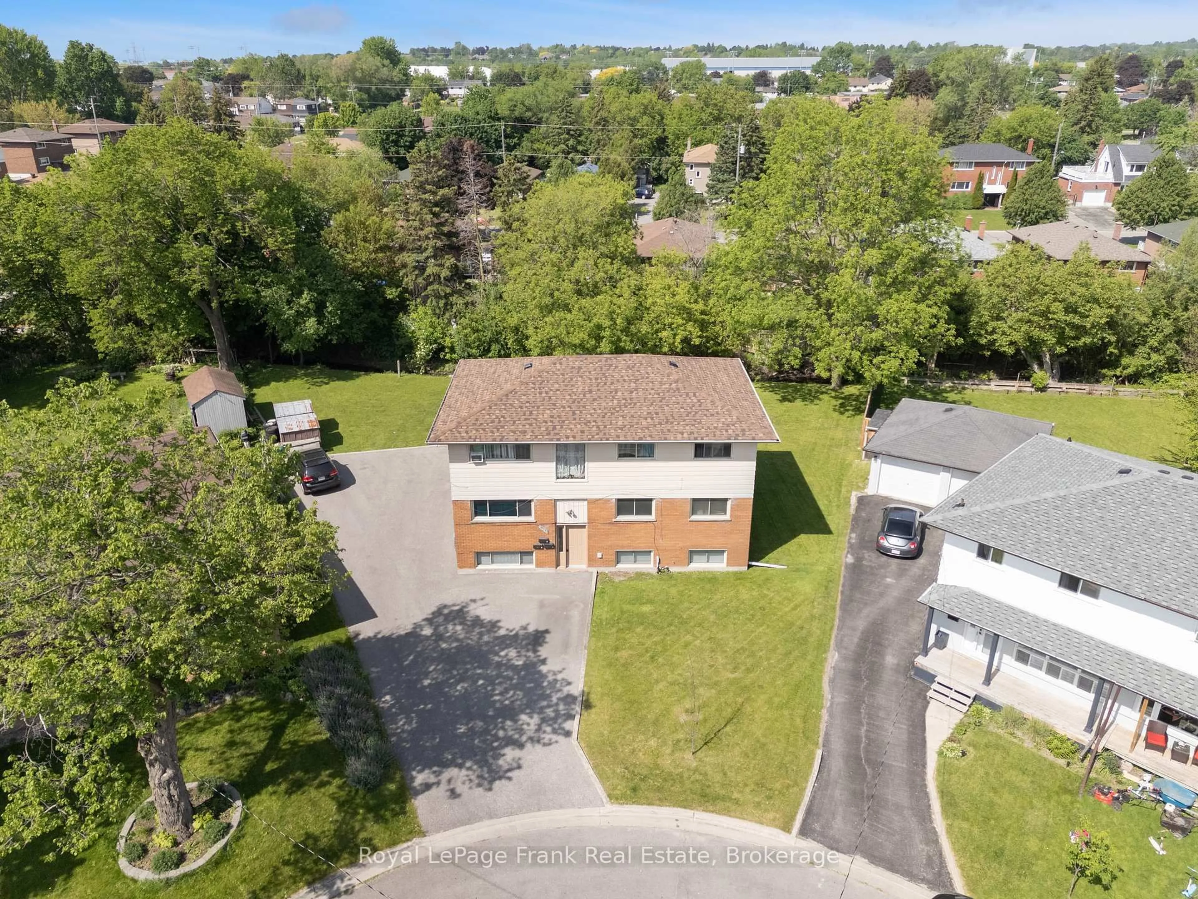 A pic from outside/outdoor area/front of a property/back of a property/a pic from drone, street for 596 Talbot Crt, Oshawa Ontario L1J 2E8