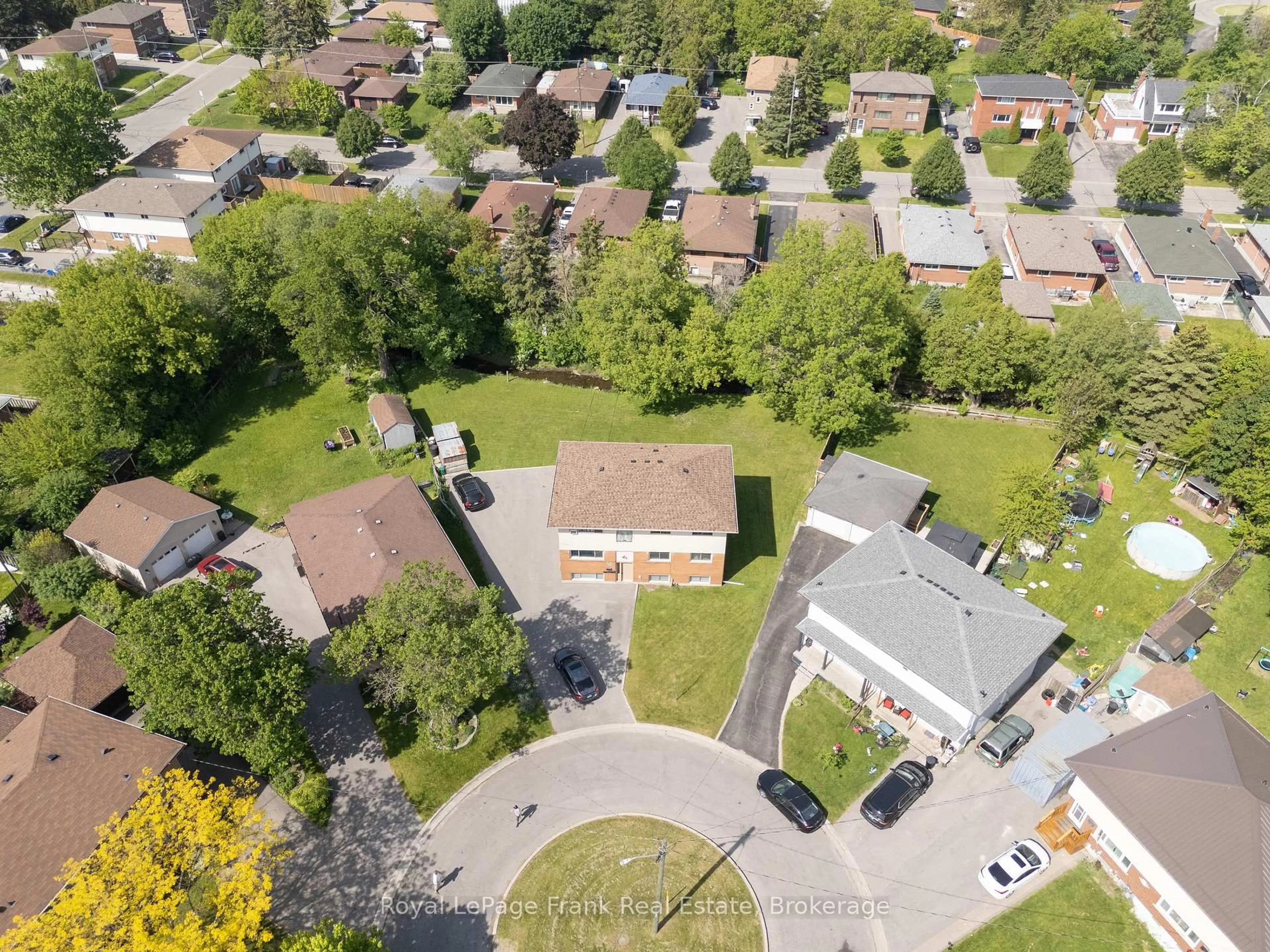 A pic from outside/outdoor area/front of a property/back of a property/a pic from drone, street for 596 Talbot Crt, Oshawa Ontario L1J 2E8