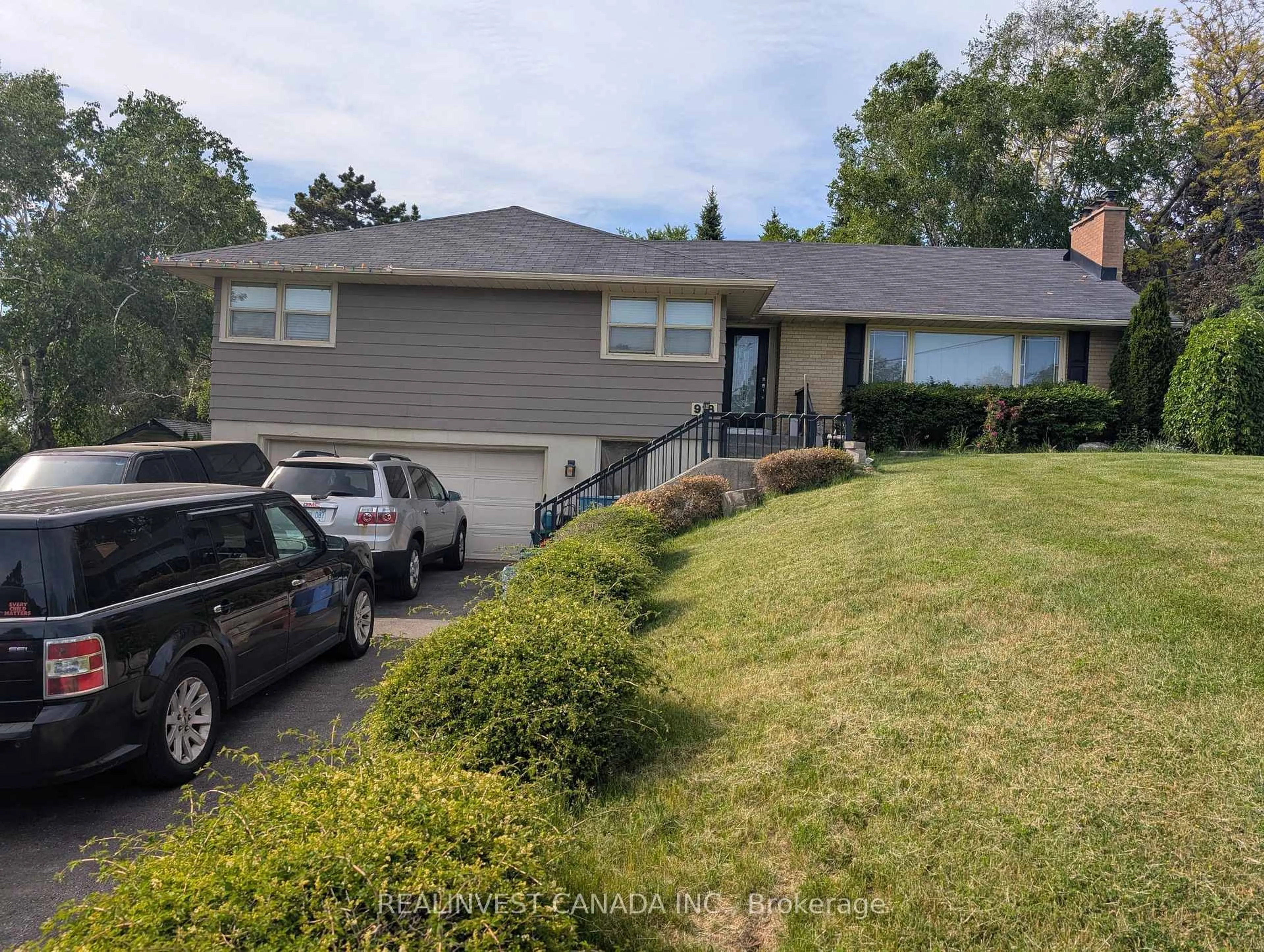 Home with vinyl exterior material, street for 918 Pinecrest Rd, Oshawa Ontario L1K 2B2