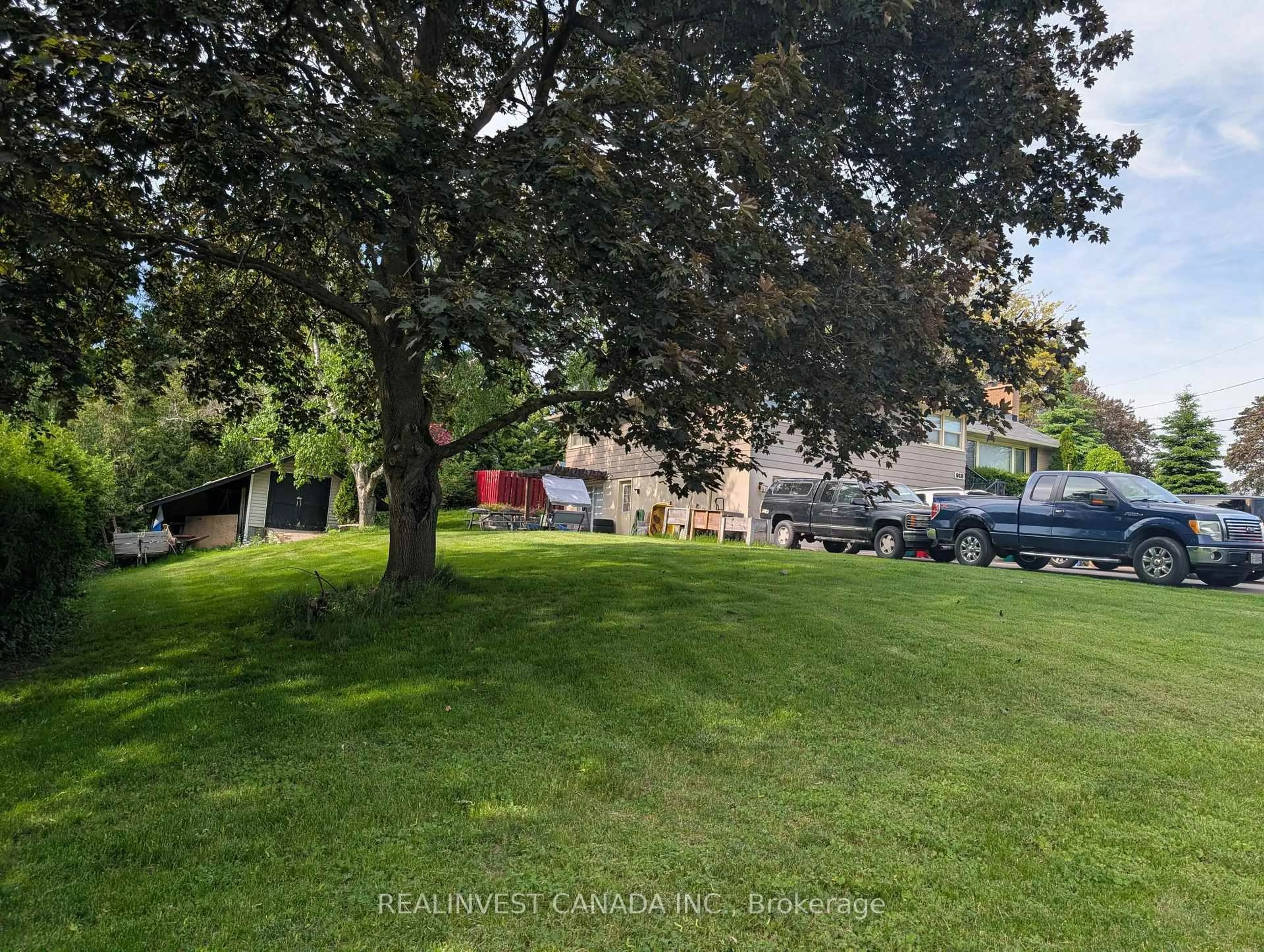 A pic from outside/outdoor area/front of a property/back of a property/a pic from drone, street for 918 Pinecrest Rd, Oshawa Ontario L1K 2B2
