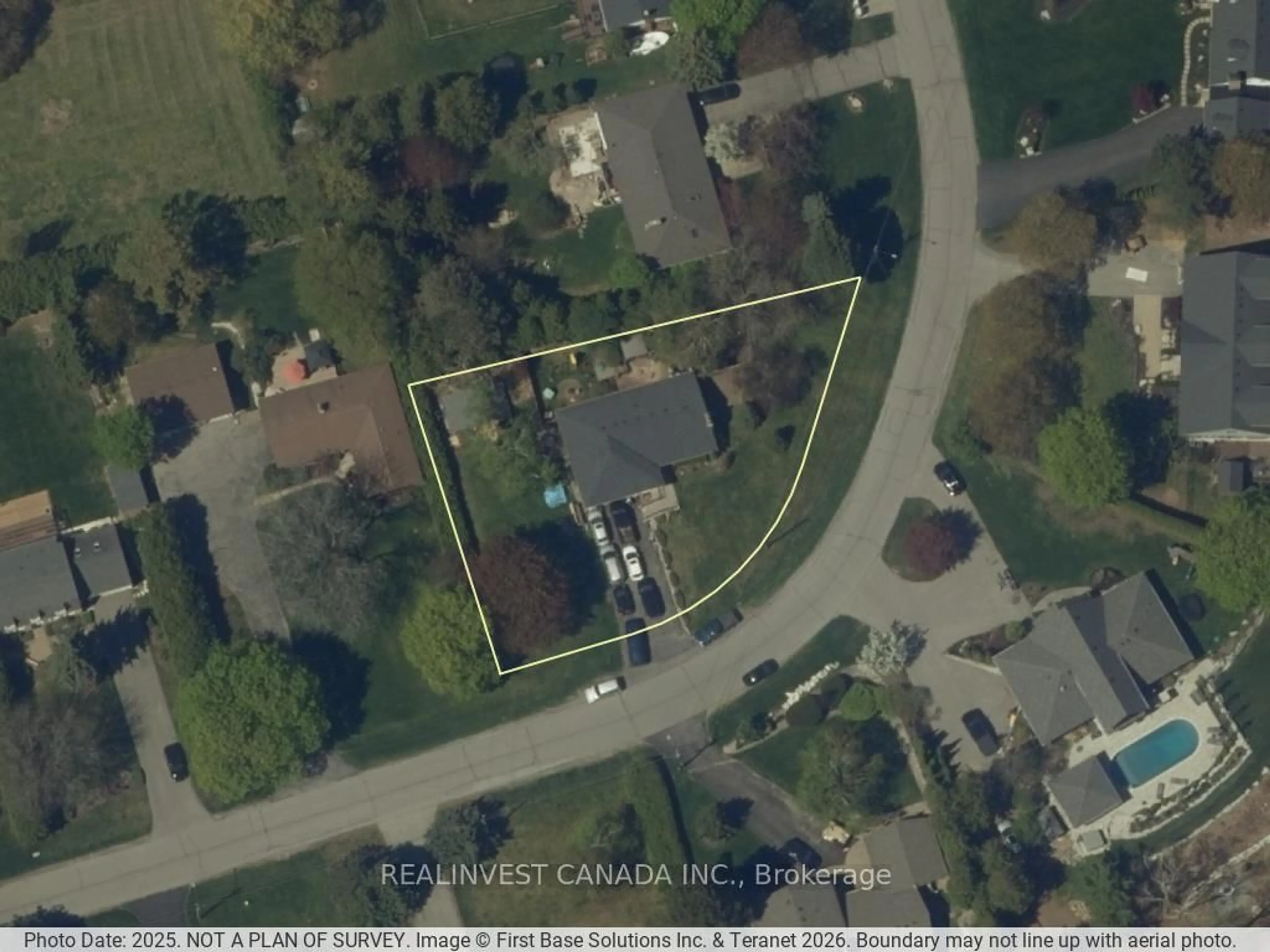 A pic from outside/outdoor area/front of a property/back of a property/a pic from drone, street for 918 Pinecrest Rd, Oshawa Ontario L1K 2B2