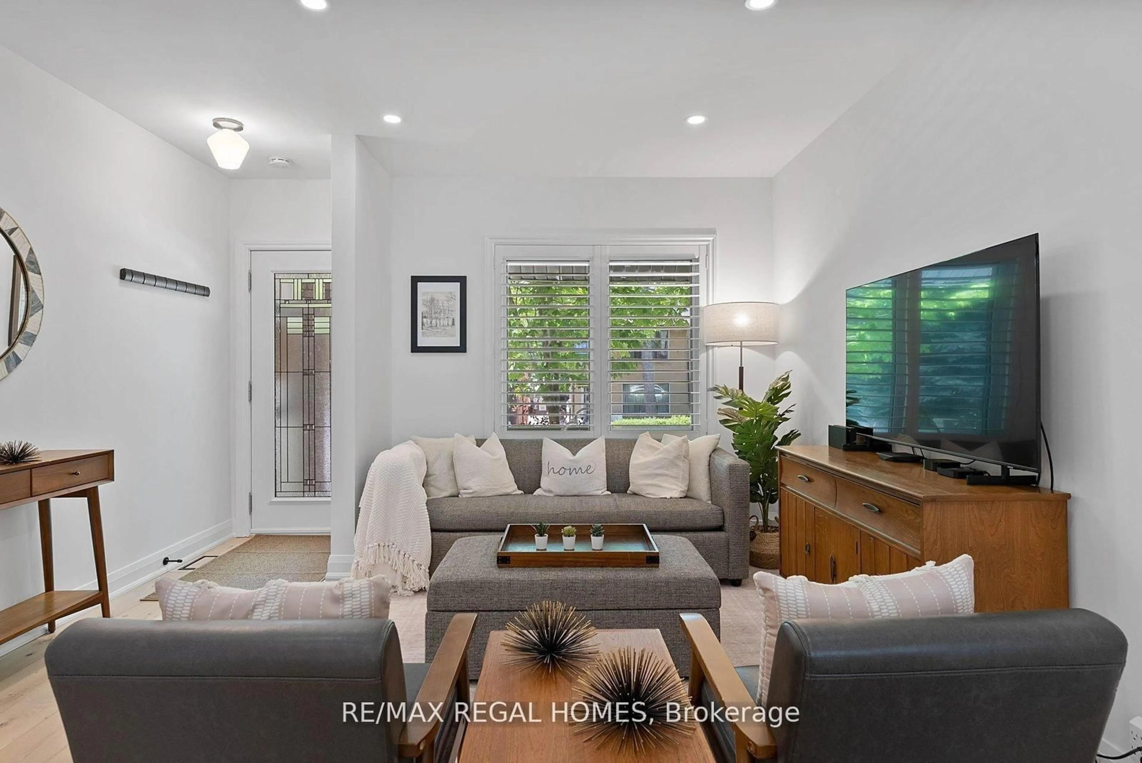 Living room with furniture, unknown for 459 Ashdale Ave, Toronto Ontario M4L 2Z3