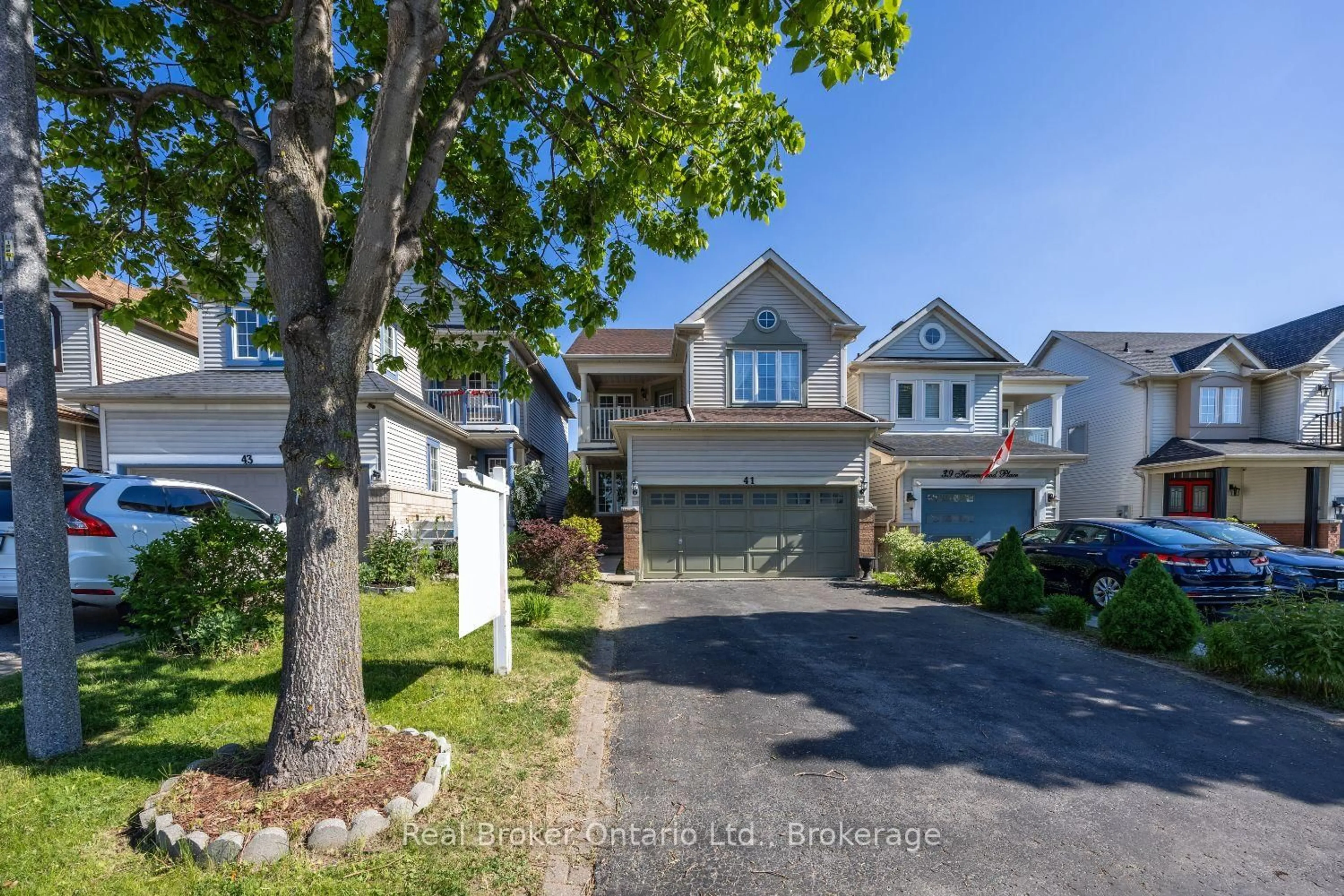 A pic from outside/outdoor area/front of a property/back of a property/a pic from drone, street for 41 Havenwood Pl, Whitby Ontario L1N 9V6