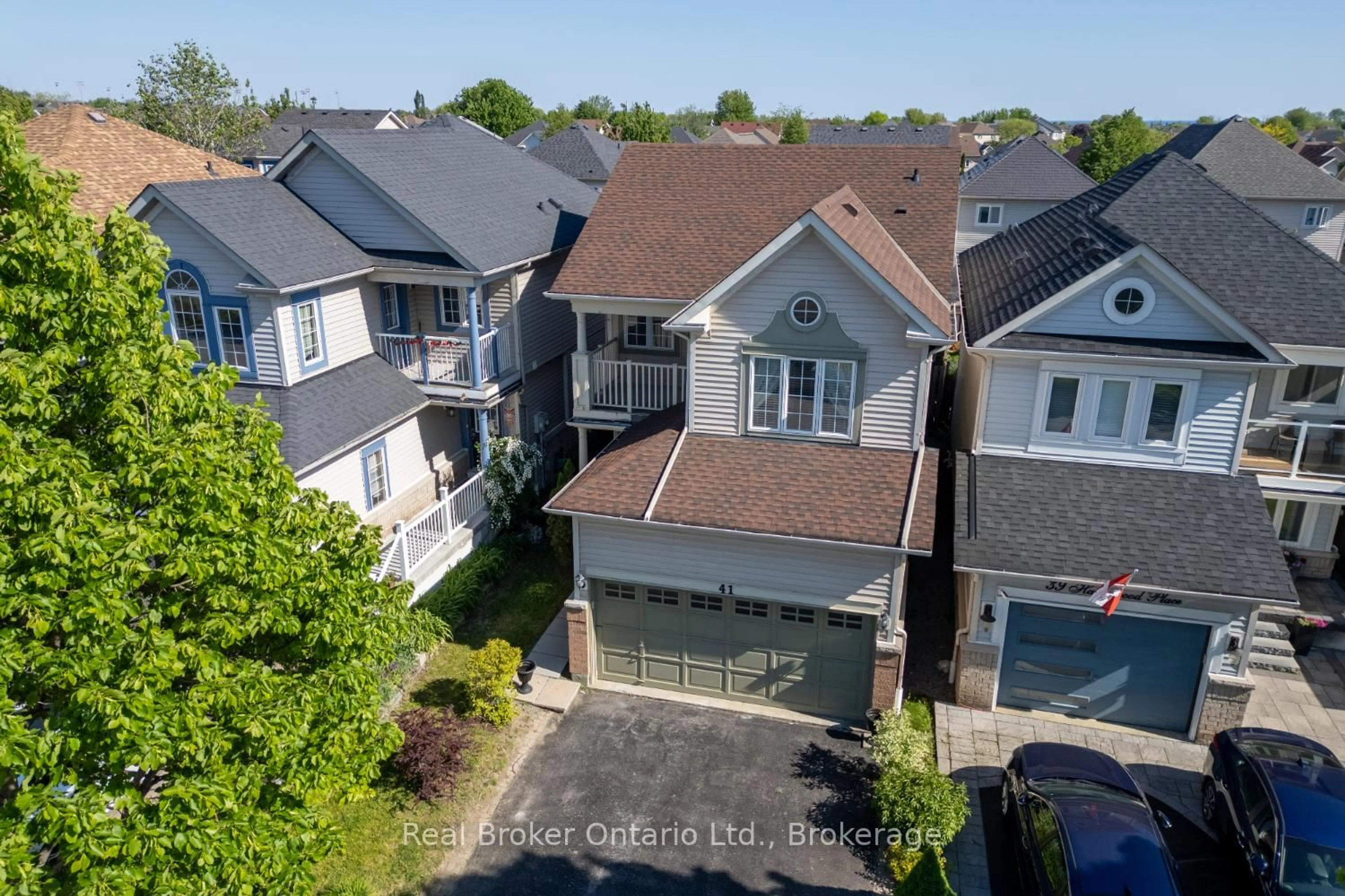 A pic from outside/outdoor area/front of a property/back of a property/a pic from drone, street for 41 Havenwood Pl, Whitby Ontario L1N 9V6