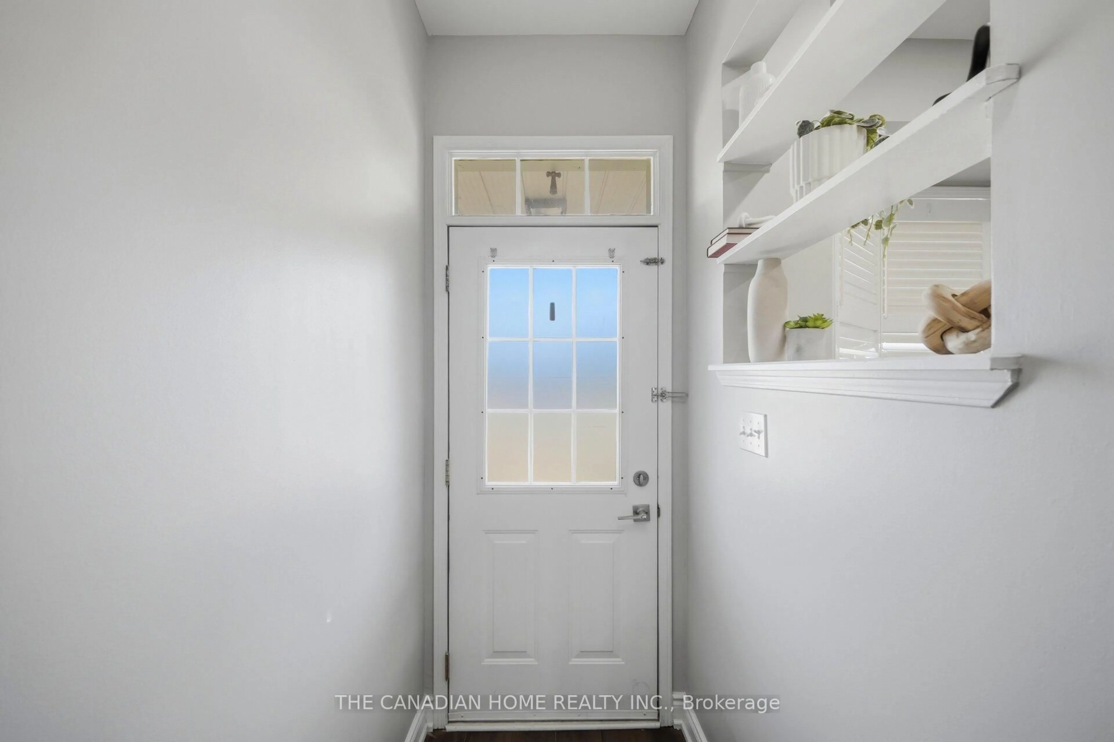 Indoor entryway for 9482 Sheppard Ave, Toronto Ontario M1B 5Z4