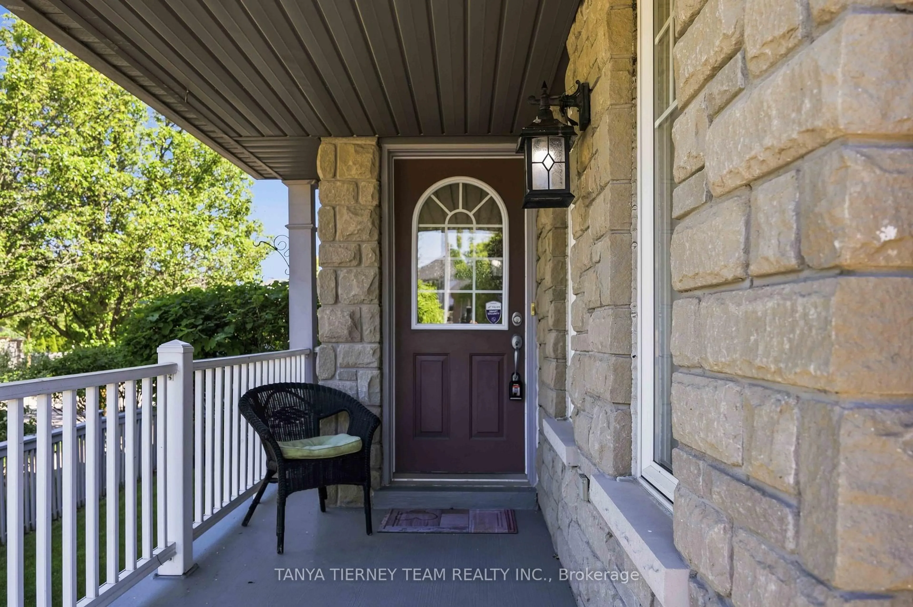 Indoor entryway for 17 Robert Attersley Dr, Whitby Ontario L1R 3E3