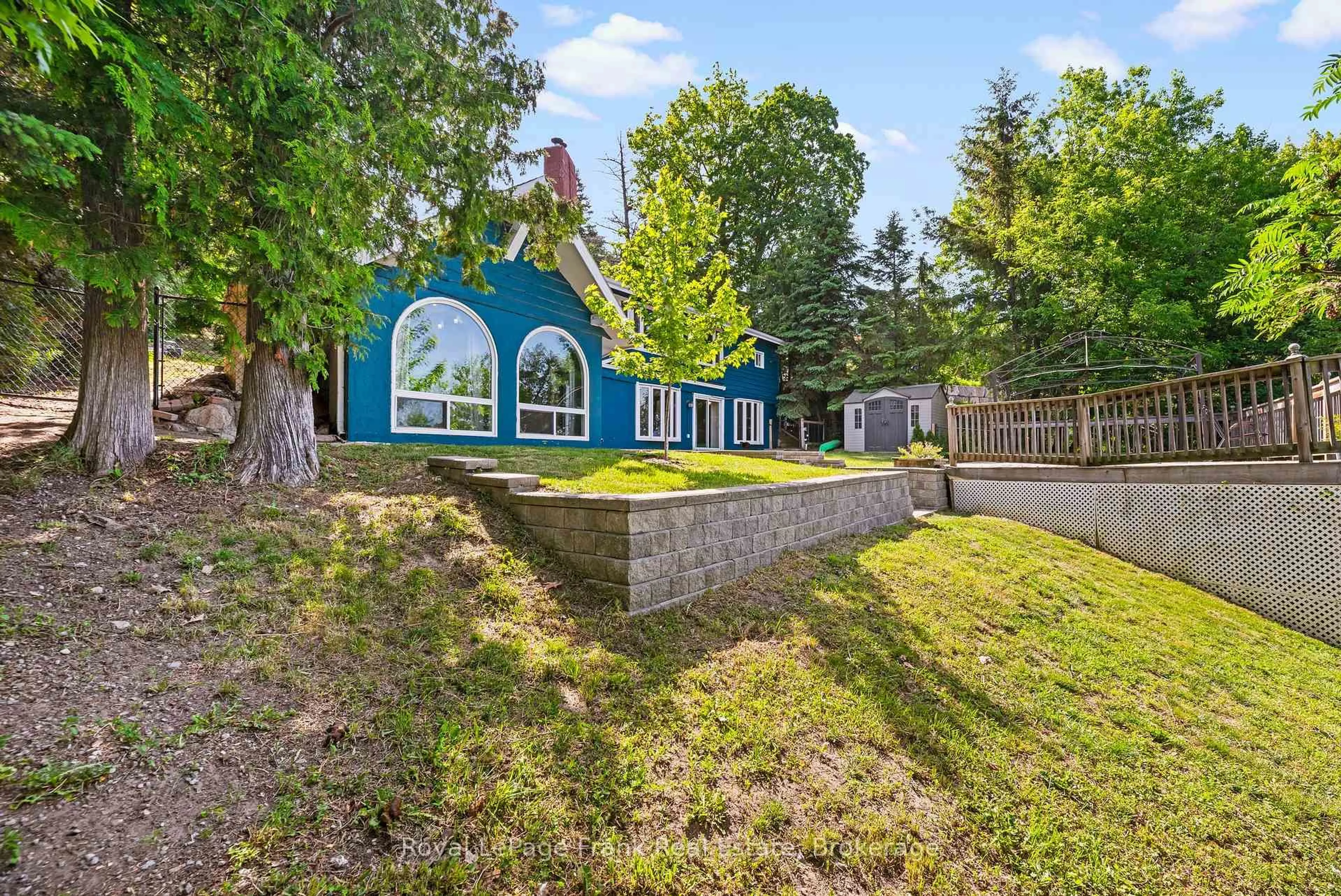 A pic from outside/outdoor area/front of a property/back of a property/a pic from drone, unknown for 24 Pettet Dr, Scugog Ontario L9L 1B4