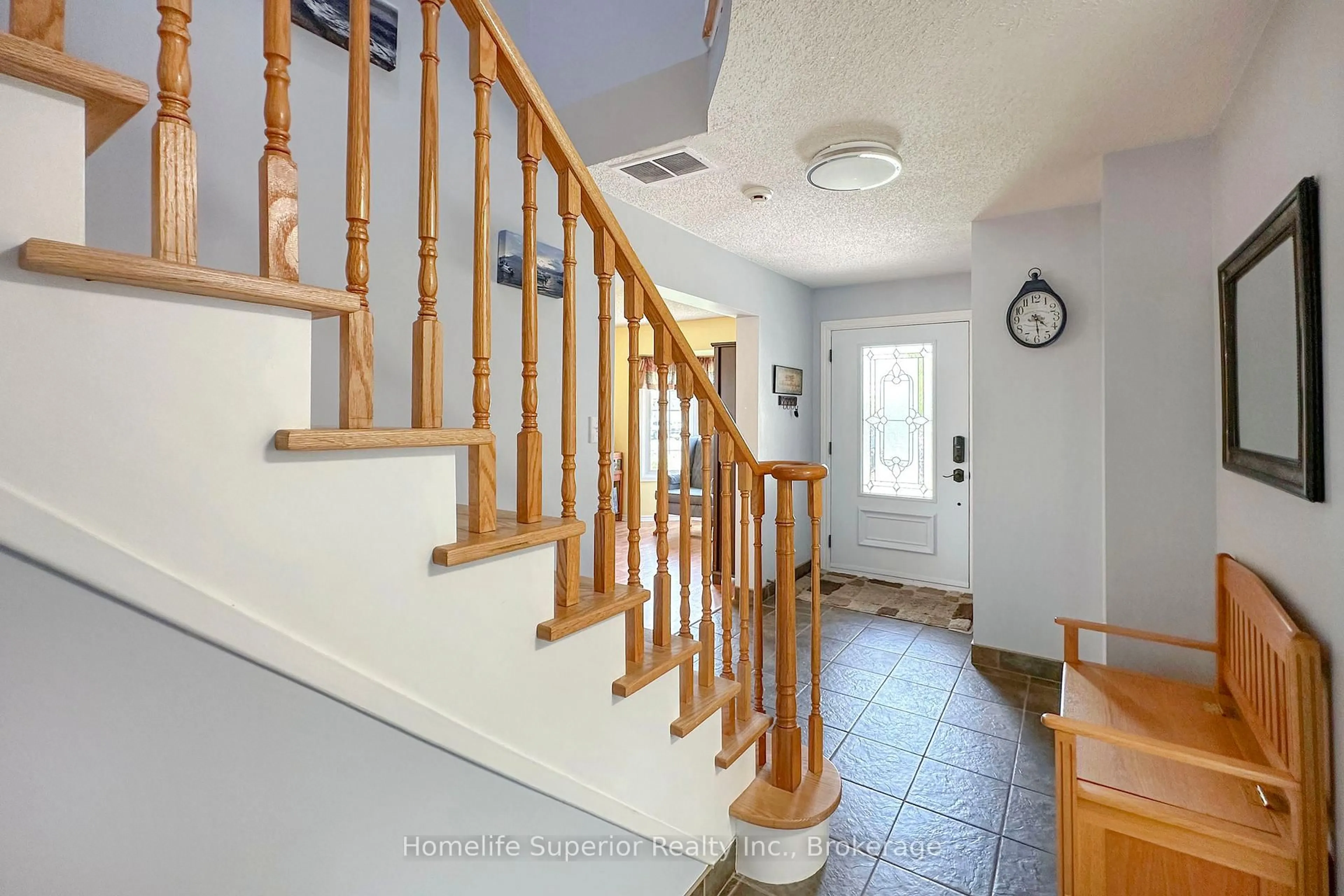 Indoor entryway for 122 Sandringham Dr, Clarington Ontario L1E 1Y6