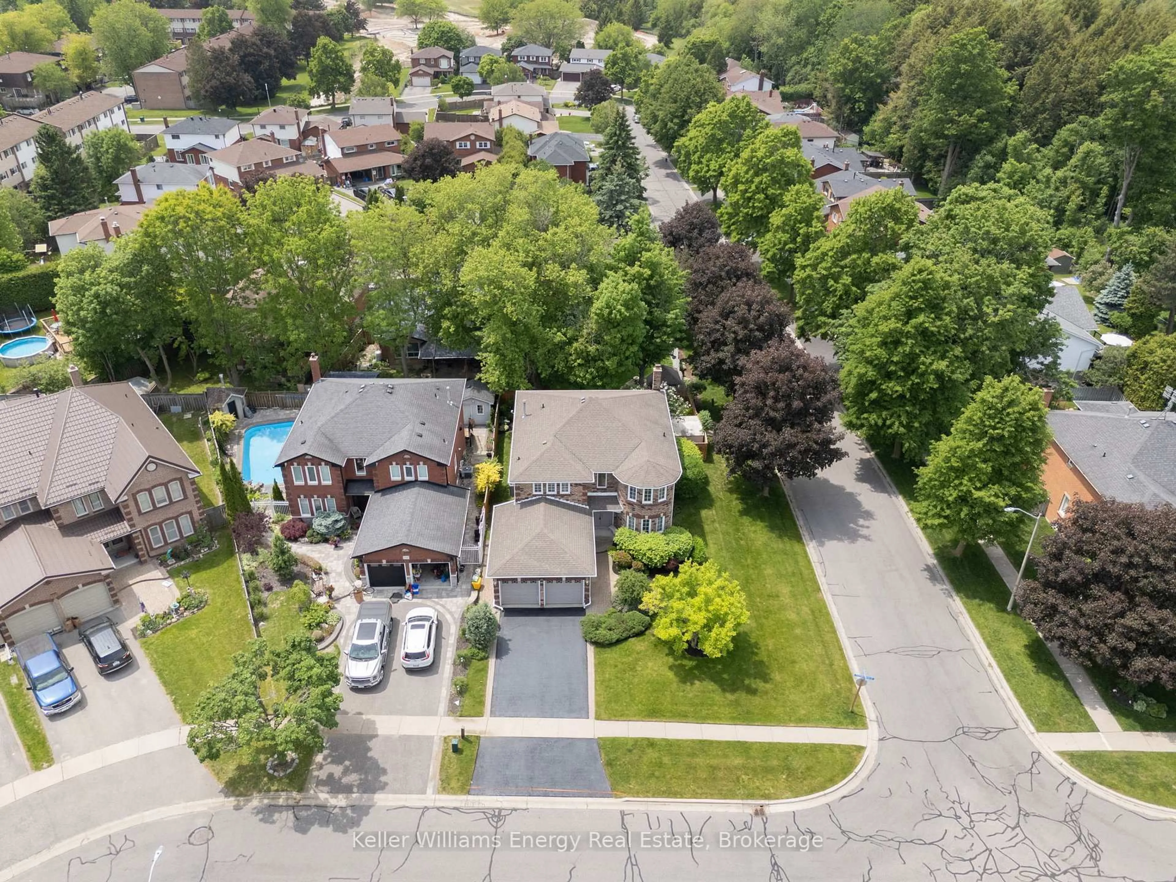 A pic from outside/outdoor area/front of a property/back of a property/a pic from drone, street for 1182 Thimbleberry Circ, Oshawa Ontario L1K 2H3
