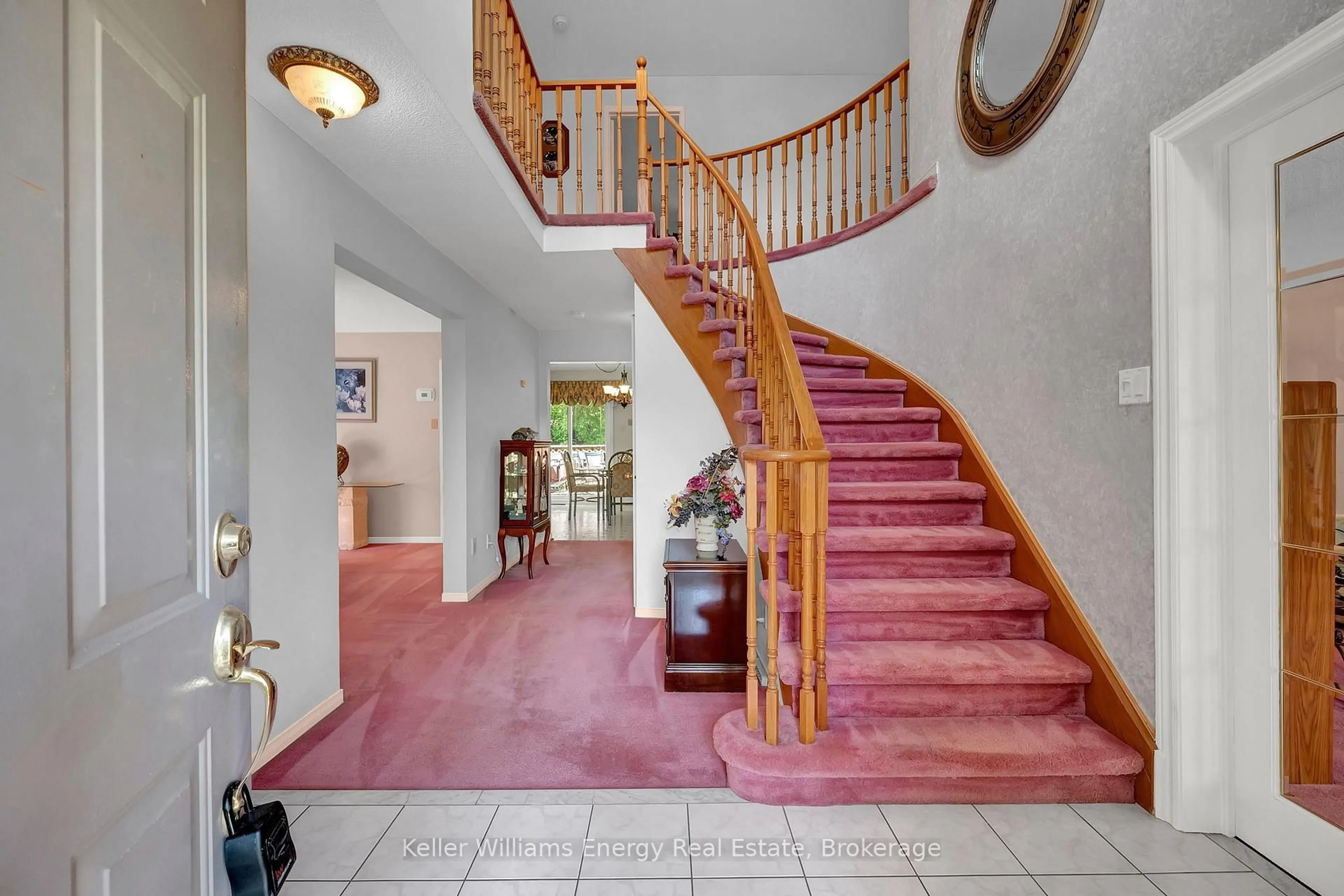Indoor foyer for 1182 Thimbleberry Circ, Oshawa Ontario L1K 2H3