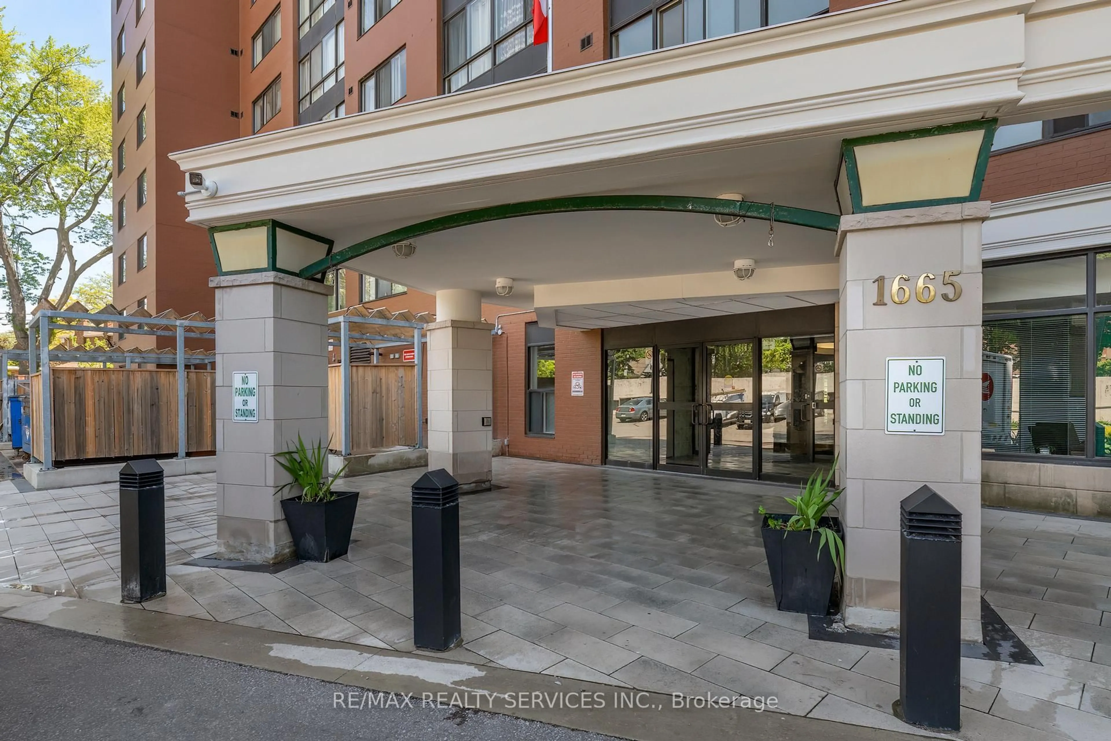Indoor foyer for 1665 Victoria Park Ave #208, Toronto Ontario M1R 5E5