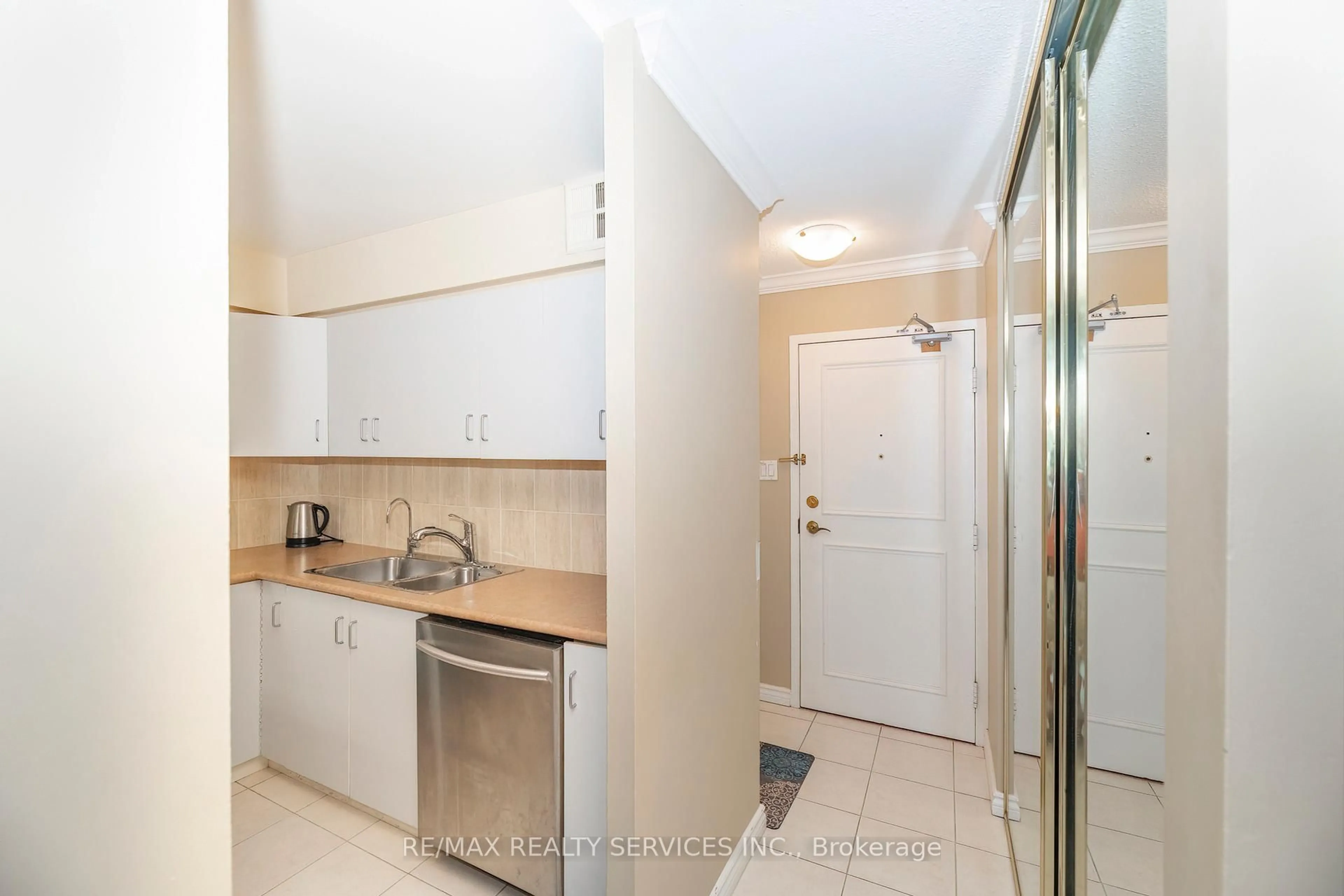 Standard kitchen, ceramic/tile floor for 1665 Victoria Park Ave #208, Toronto Ontario M1R 5E5