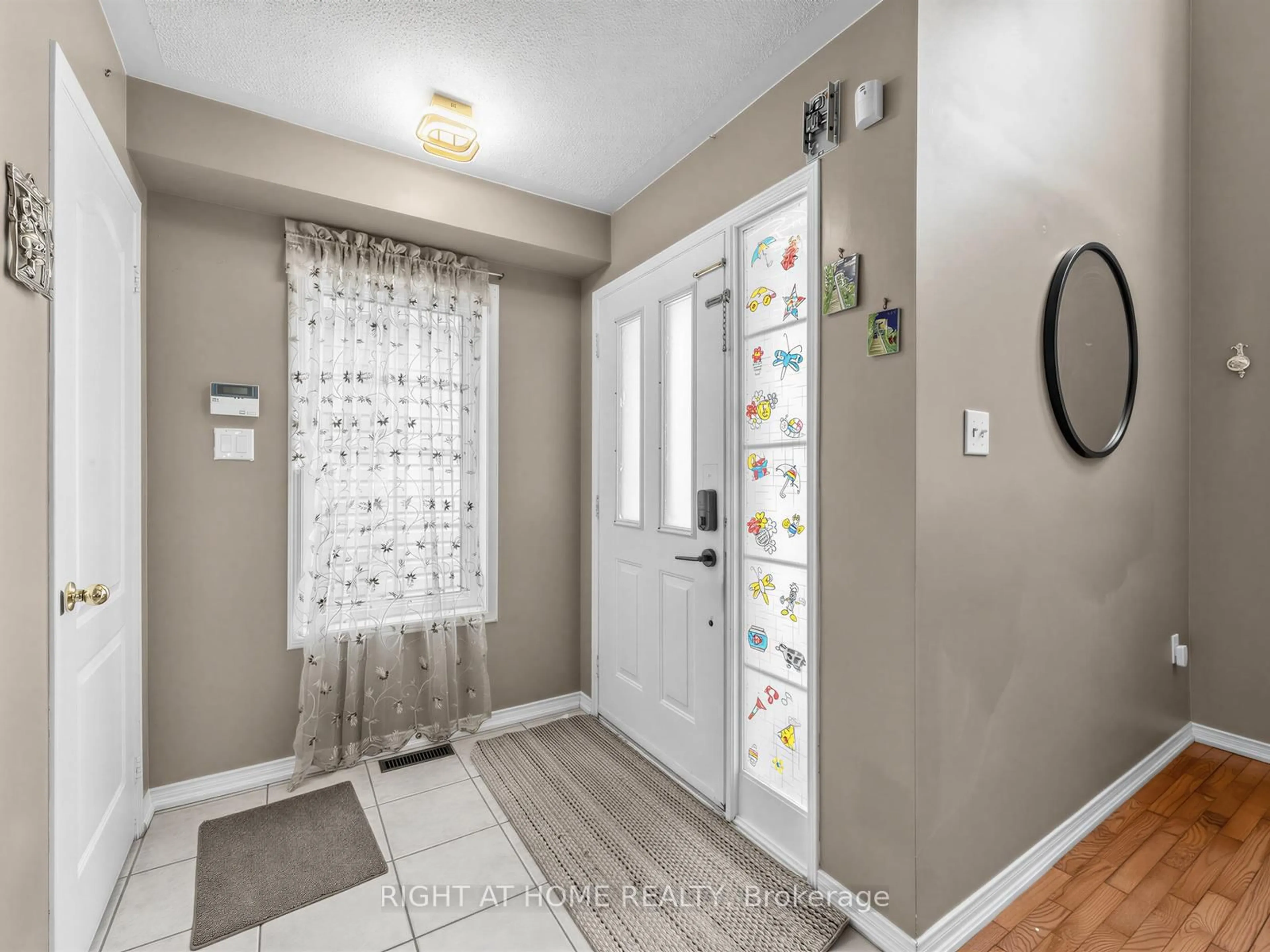 Indoor entryway for 1442 Bridgeport St, Oshawa Ontario L1K 2P5