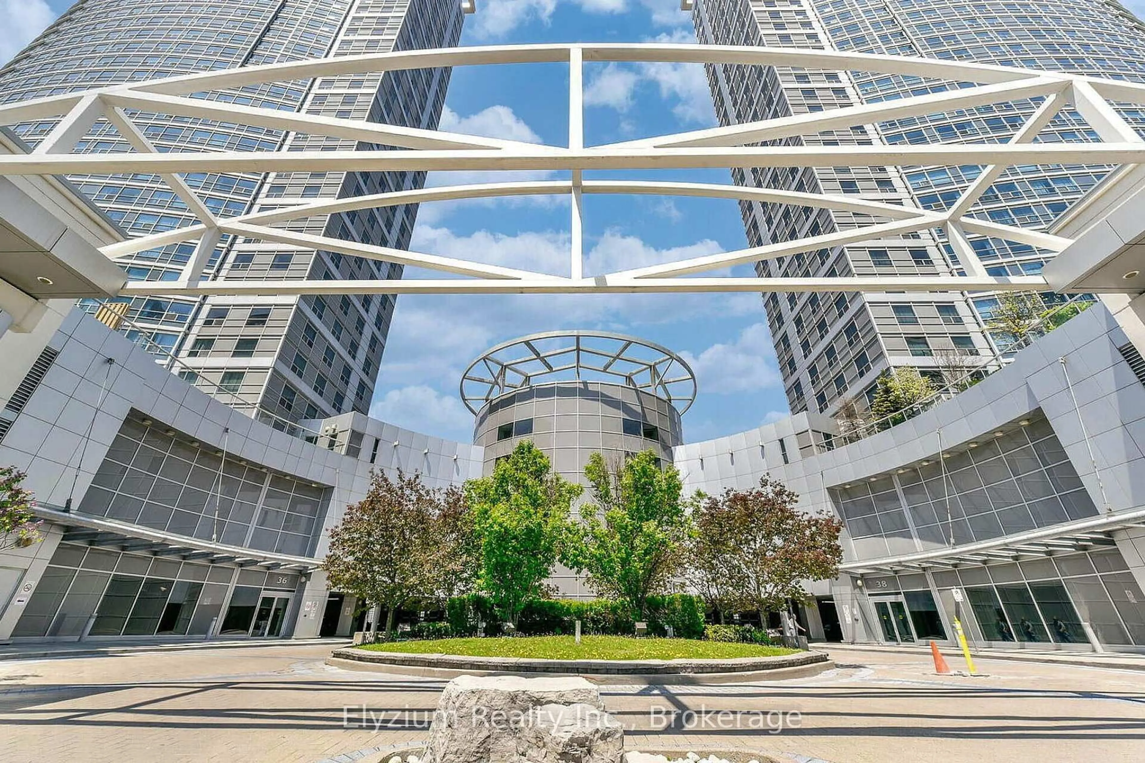 Indoor foyer for 38 Lee Centre Dr #1007, Toronto Ontario M1H 3J7