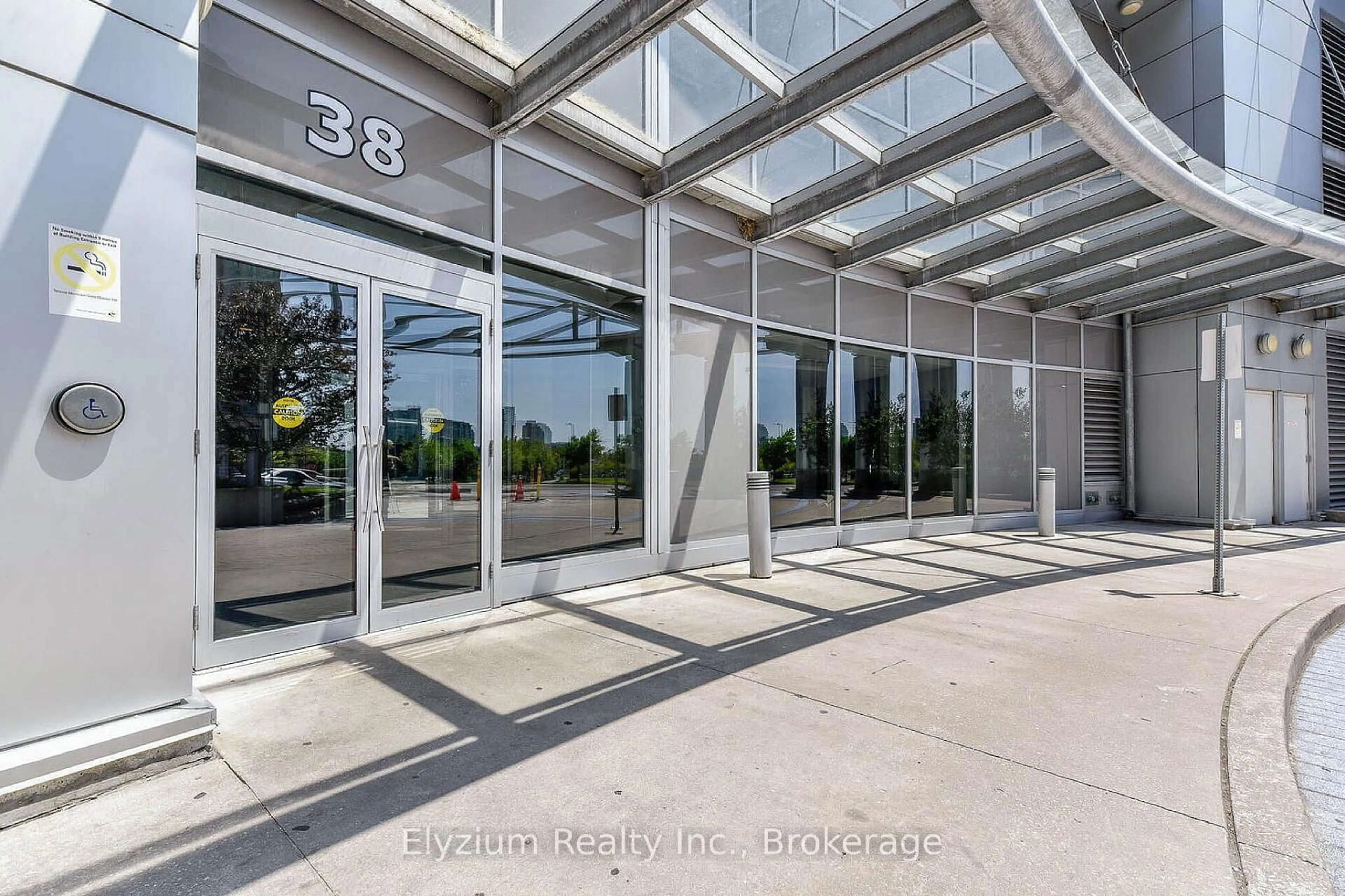 Indoor foyer for 38 Lee Centre Dr #1007, Toronto Ontario M1H 3J7