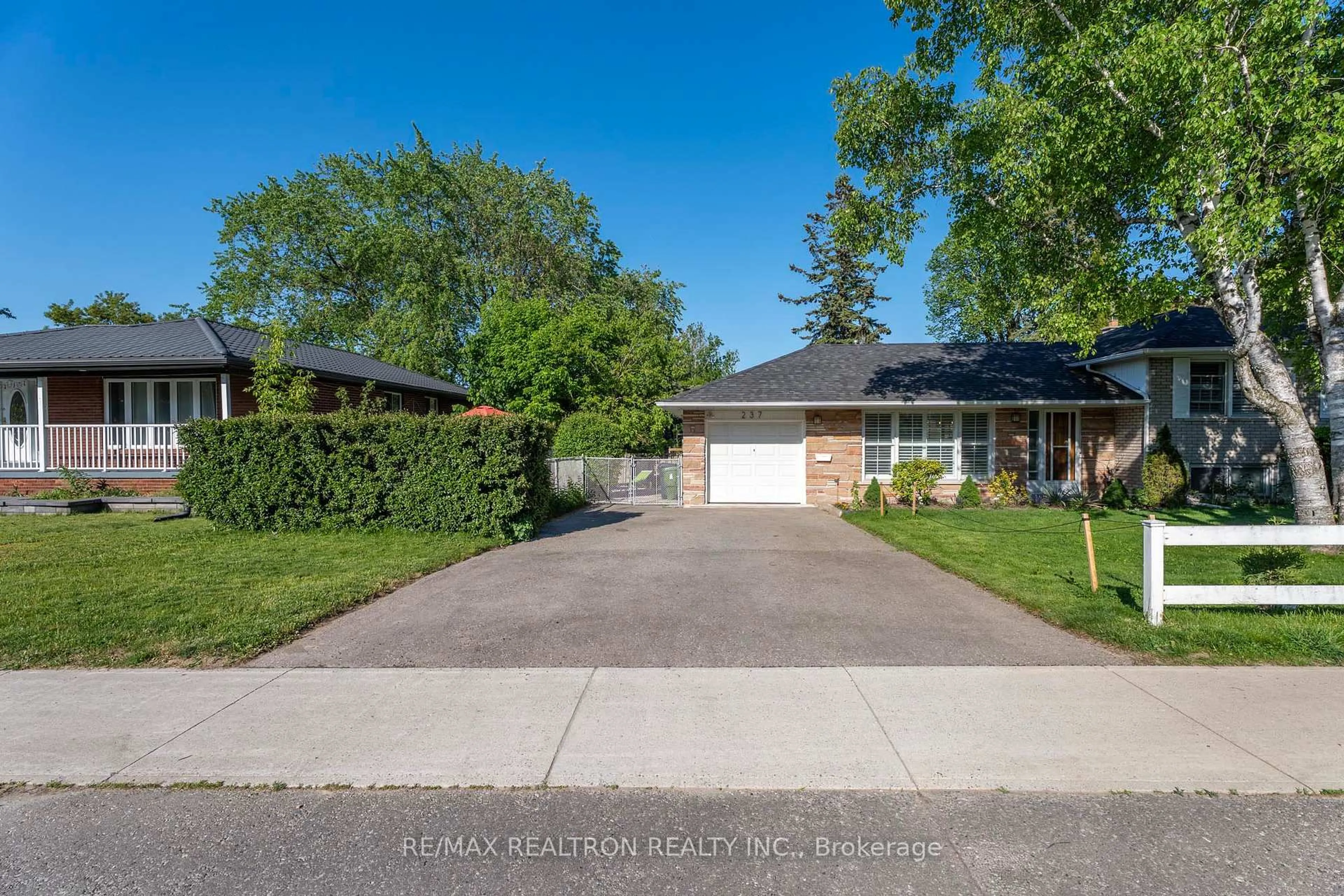 A pic from outside/outdoor area/front of a property/back of a property/a pic from drone, street for 237 Beechgrove Dr, Toronto Ontario M1E 3Z9