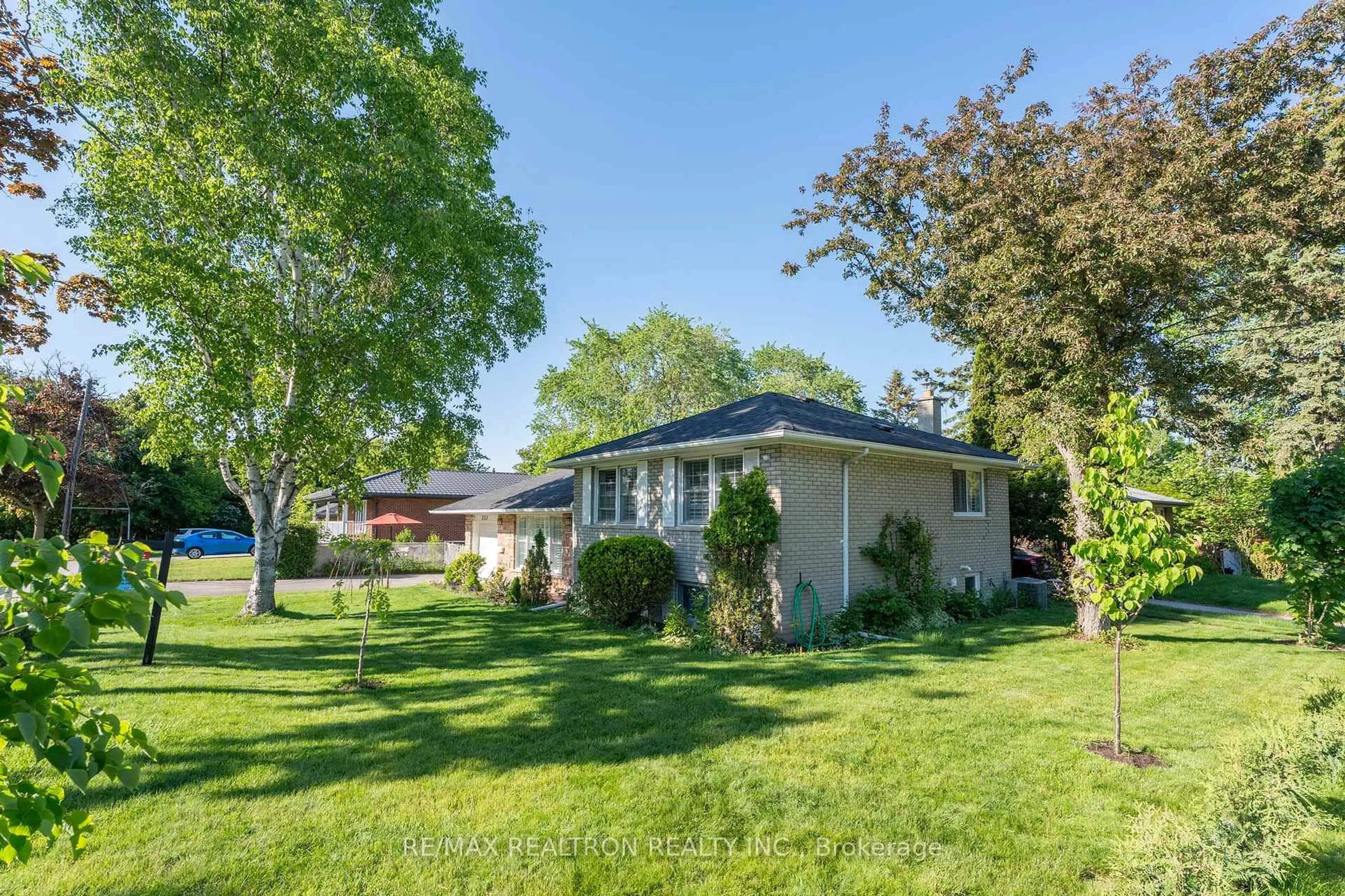A pic from outside/outdoor area/front of a property/back of a property/a pic from drone, street for 237 Beechgrove Dr, Toronto Ontario M1E 3Z9