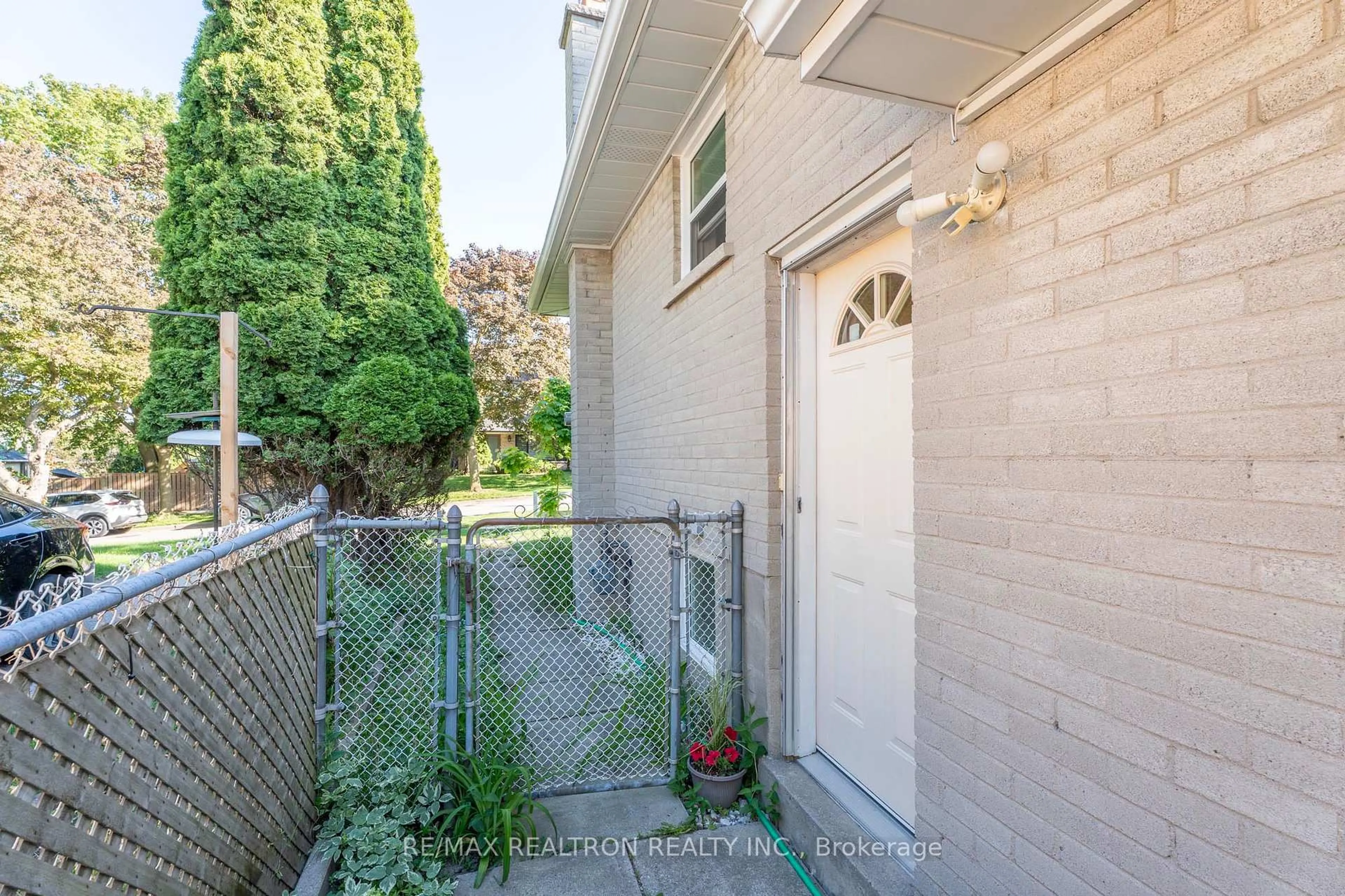 Patio, street for 237 Beechgrove Dr, Toronto Ontario M1E 3Z9