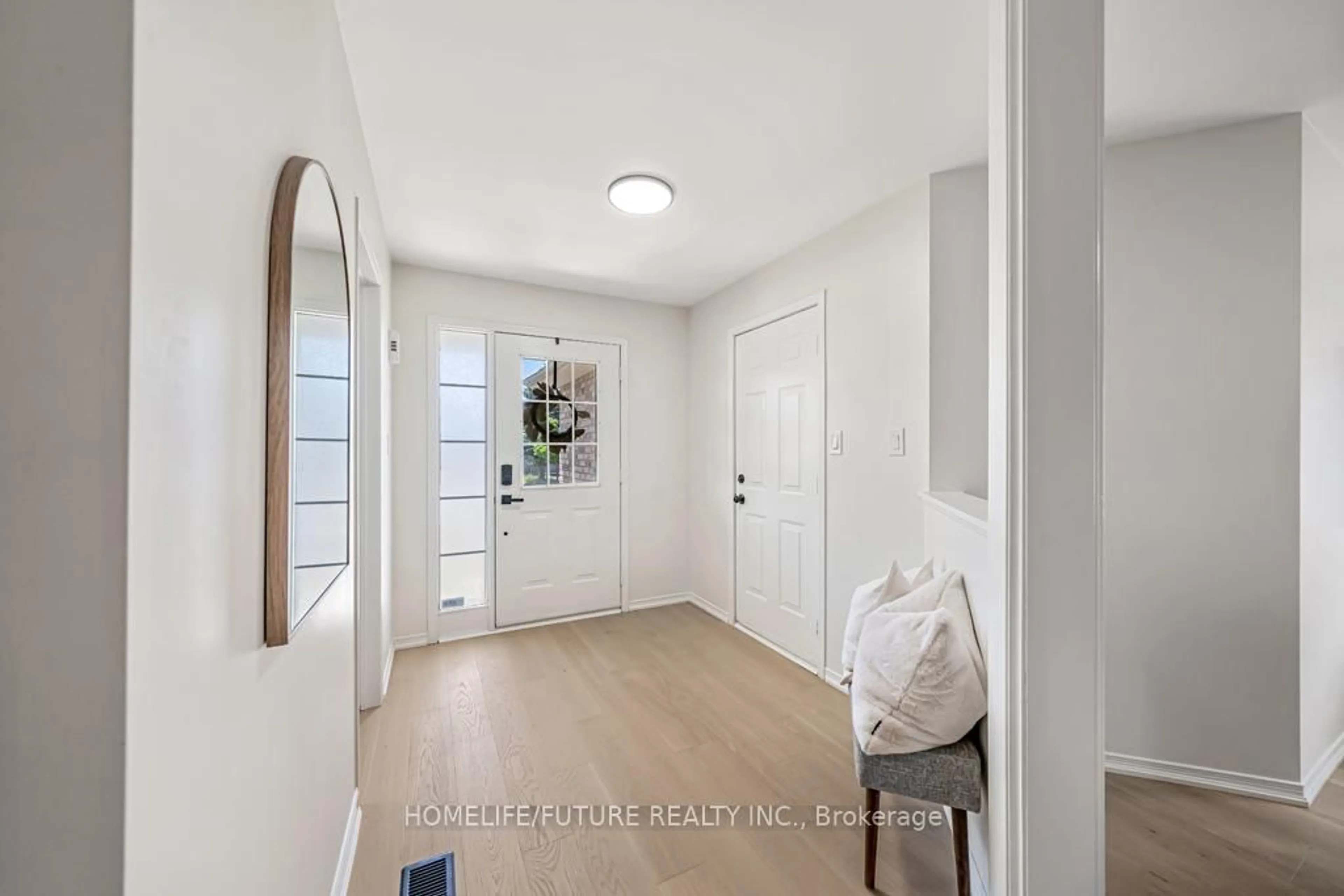 Indoor entryway for 1966 Dalhousie Cres, Oshawa Ontario L1G 8C3
