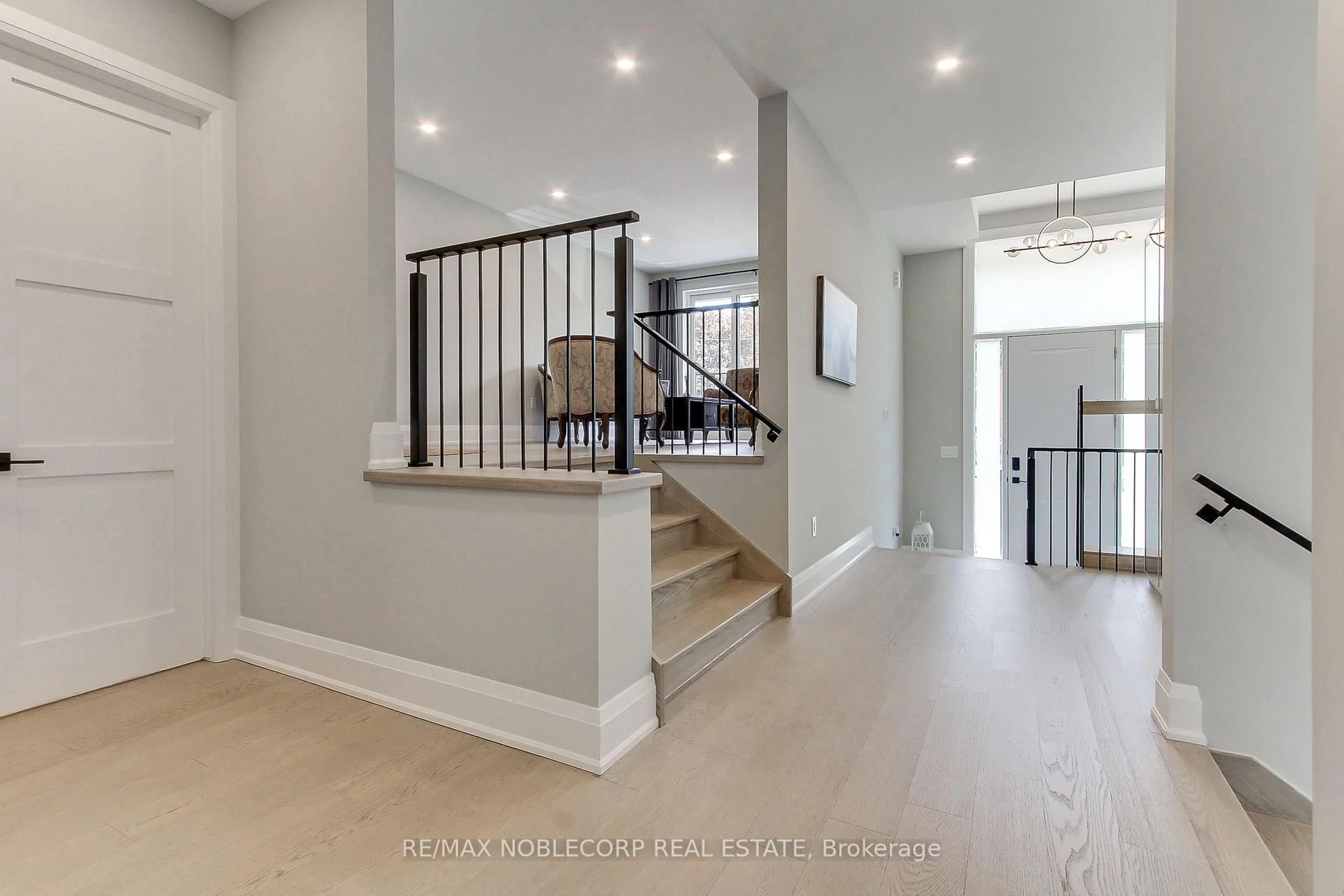 Indoor entryway for 606 Green St, Whitby Ontario L1N 4E8