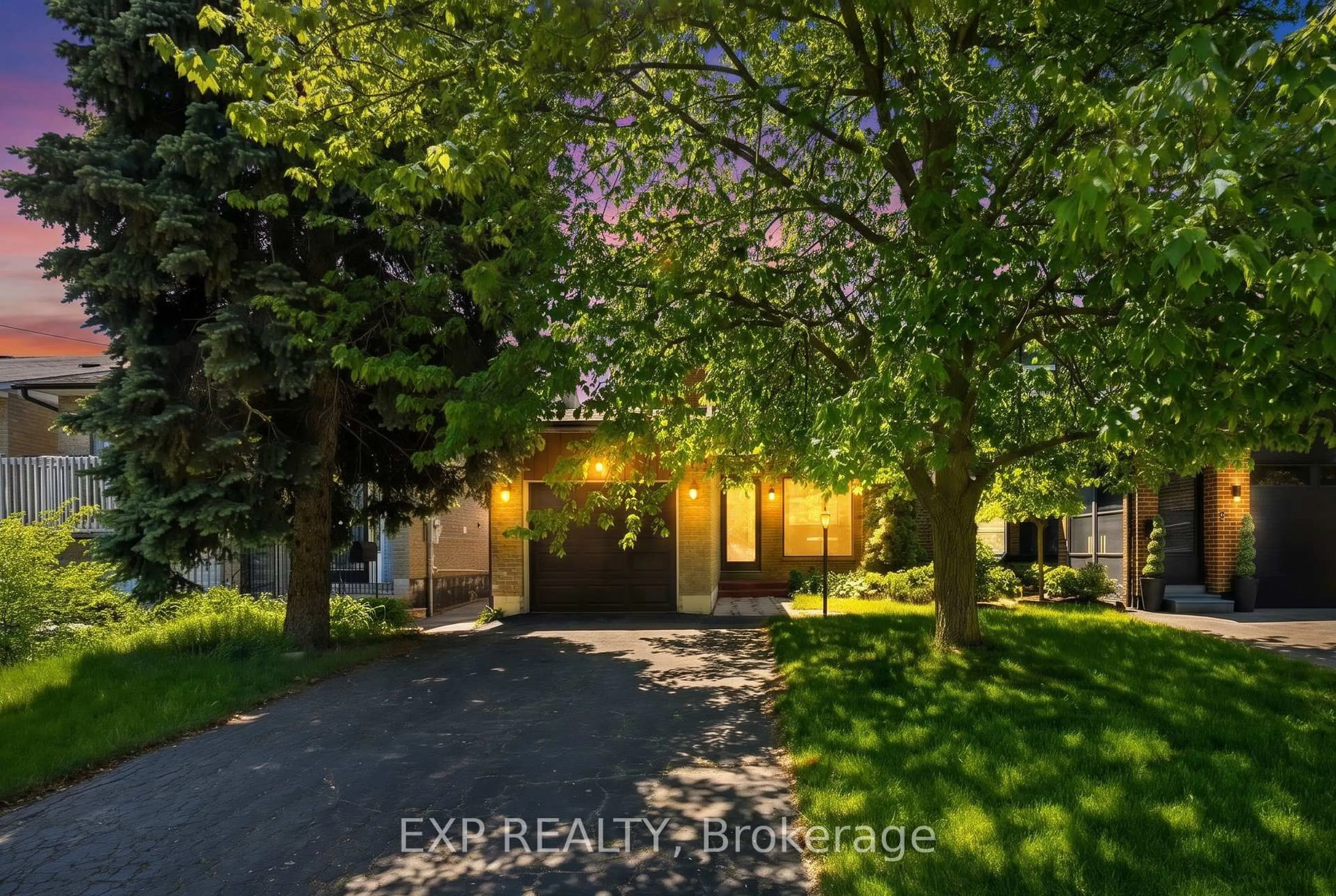 A pic from outside/outdoor area/front of a property/back of a property/a pic from drone, street for 225 Invergordon Ave, Toronto Ontario M1S 3Z1