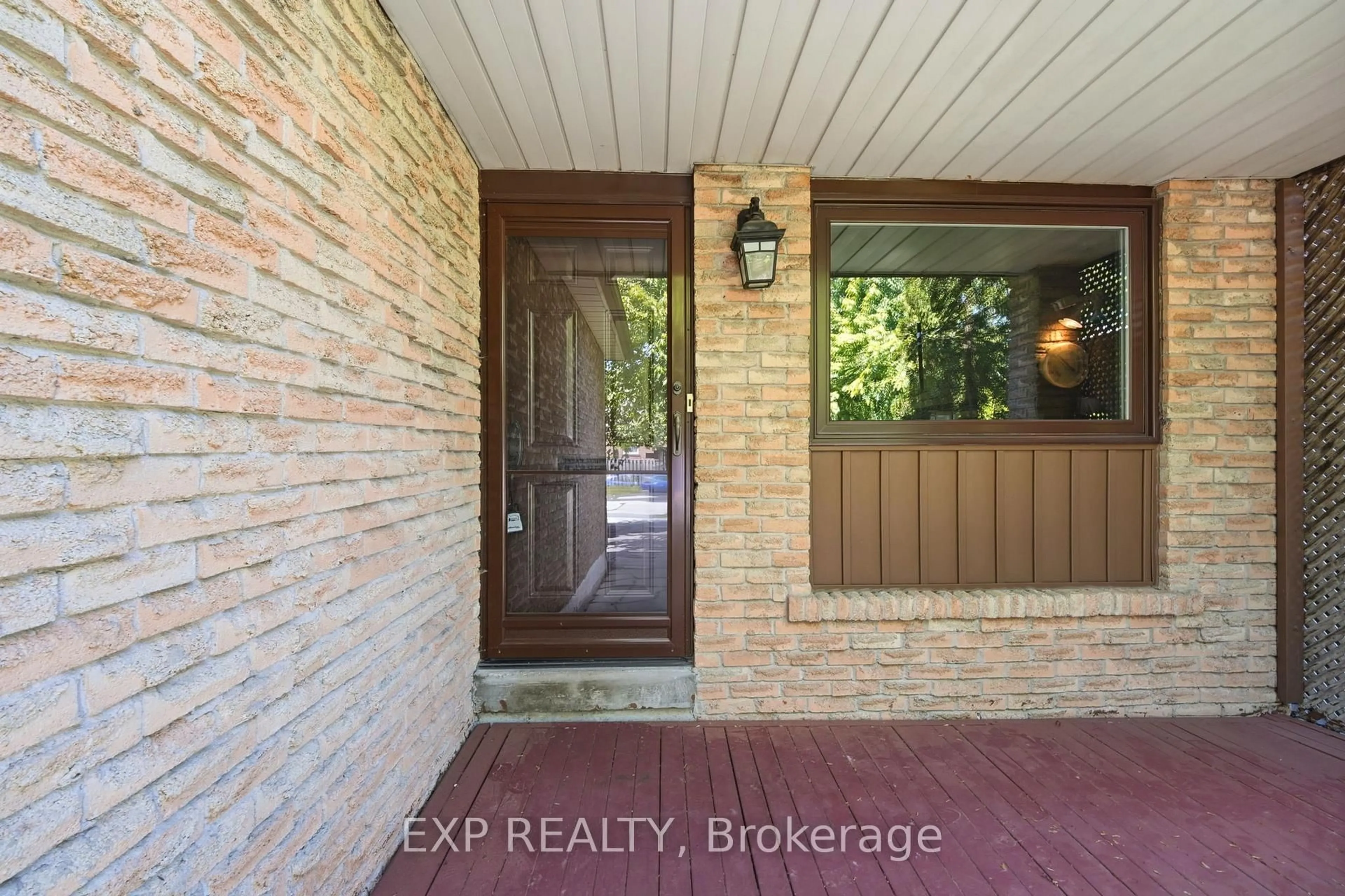 Indoor entryway for 225 Invergordon Ave, Toronto Ontario M1S 3Z1