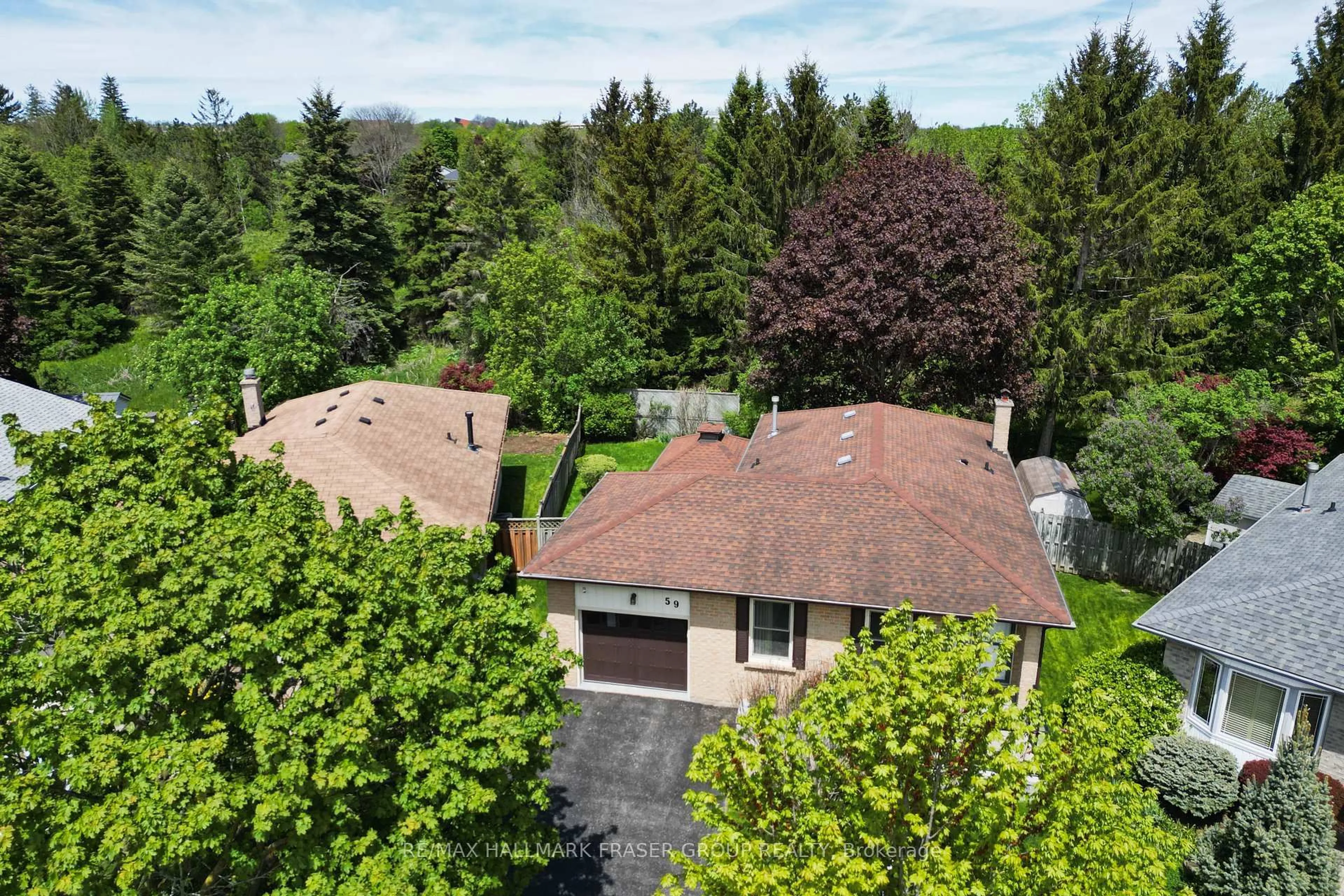 A pic from outside/outdoor area/front of a property/back of a property/a pic from drone, street for 59 Regency Cres, Whitby Ontario L1N 7K8