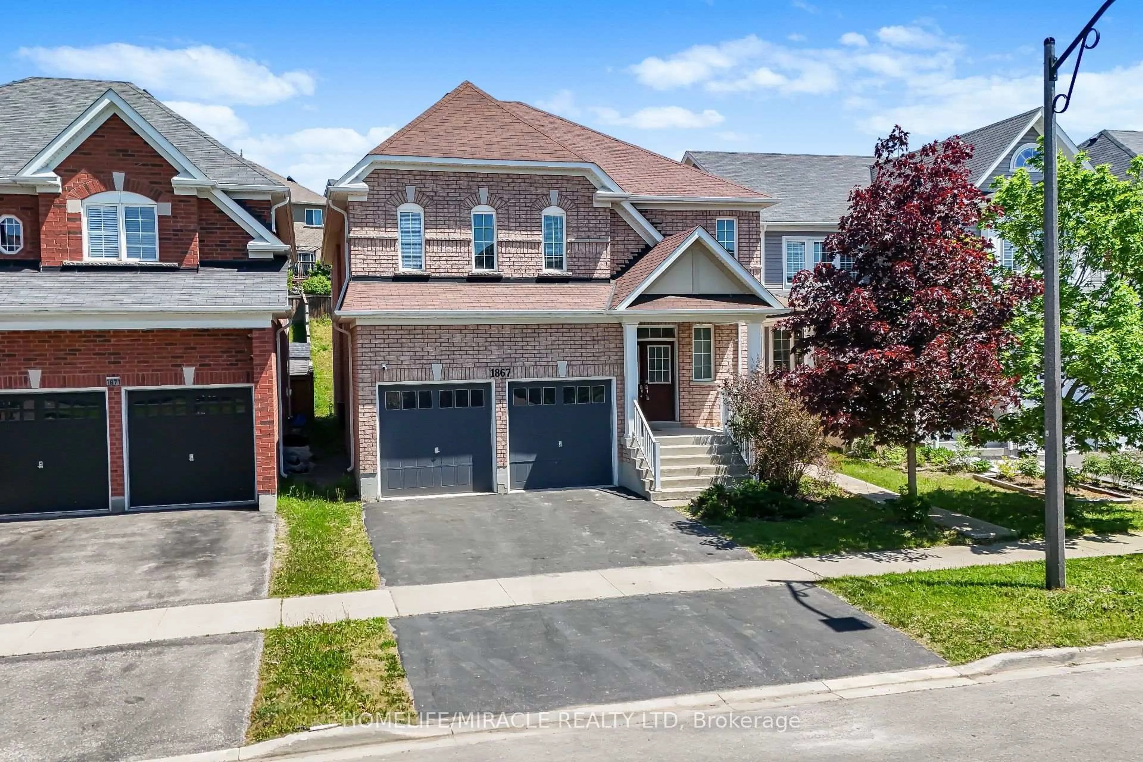 A pic from outside/outdoor area/front of a property/back of a property/a pic from drone, street for 1867 Arborwood Dr, Oshawa Ontario L1K 0R3