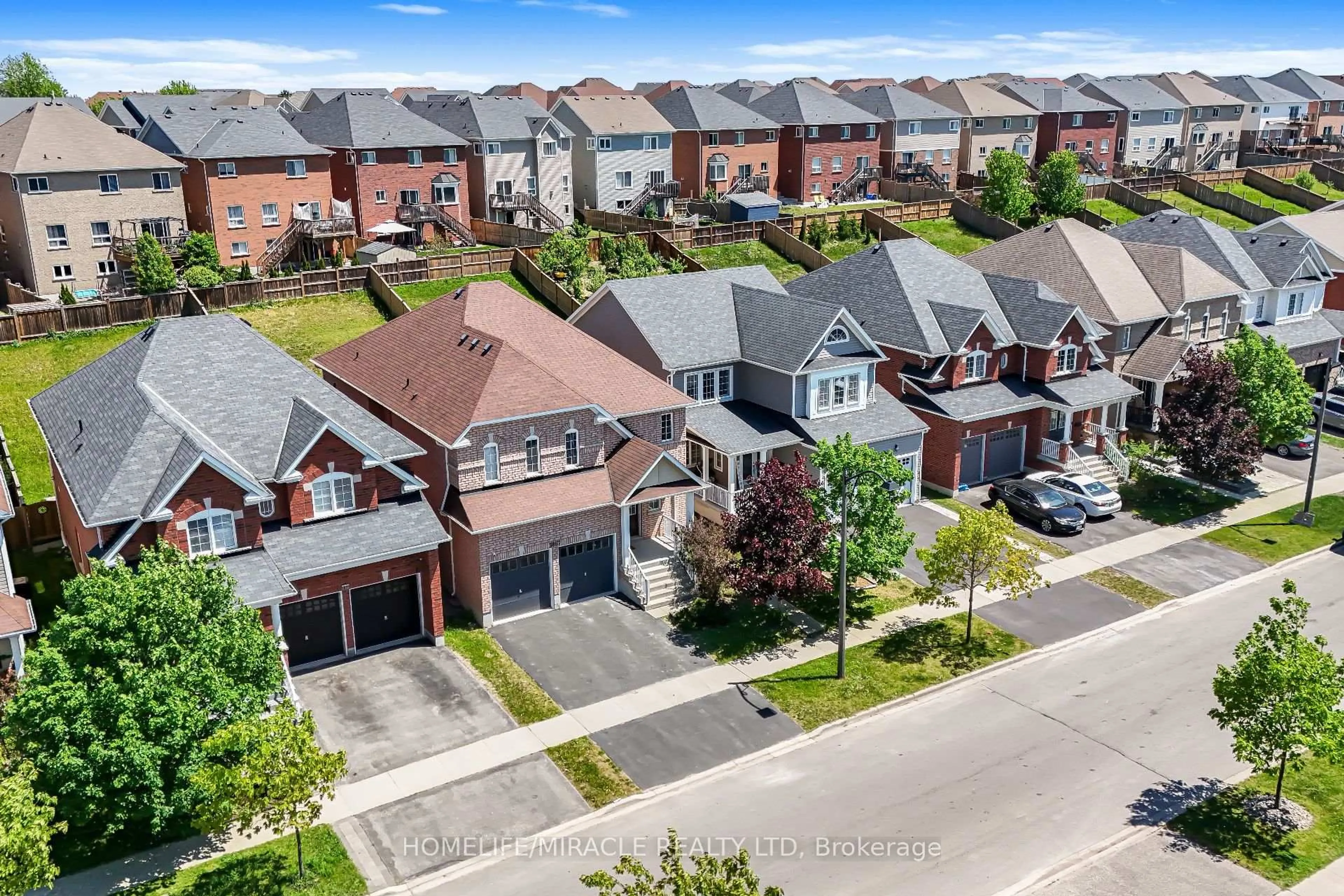 A pic from outside/outdoor area/front of a property/back of a property/a pic from drone, street for 1867 Arborwood Dr, Oshawa Ontario L1K 0R3