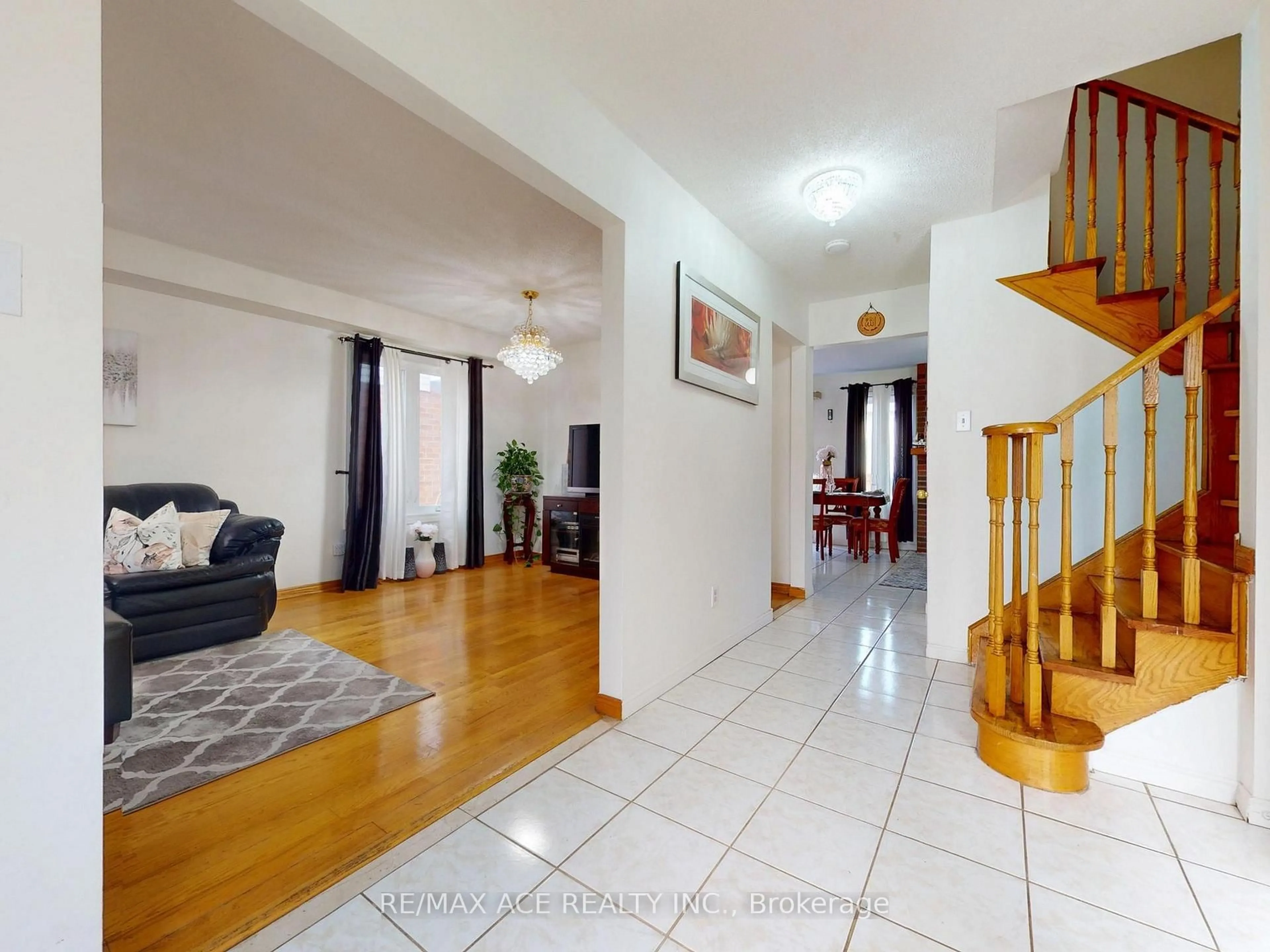 Indoor foyer for 159 Heale Ave, Toronto Ontario M1N 3Y2