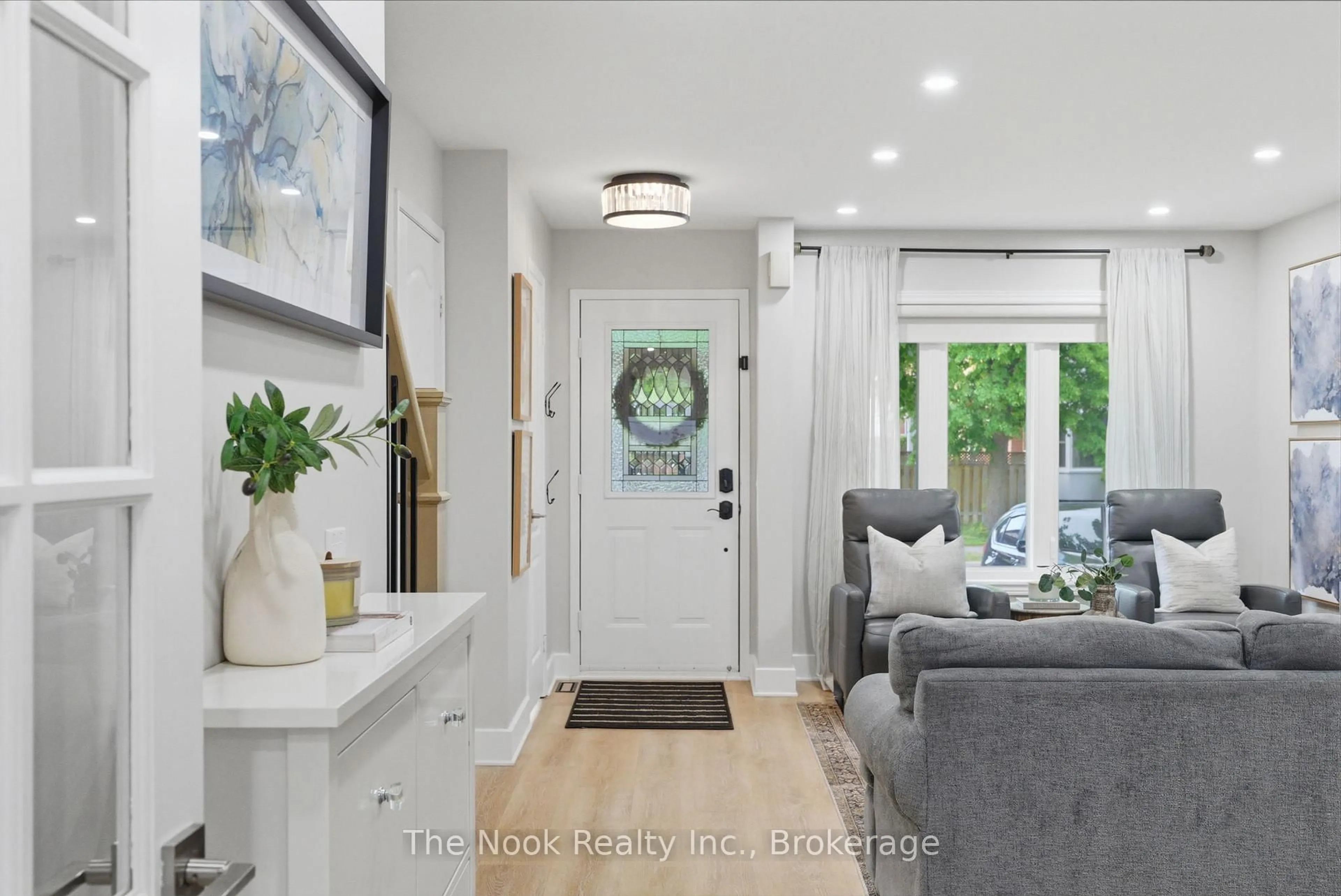 Indoor entryway for 1624 Arcadia Sq, Pickering Ontario L1V 6W3