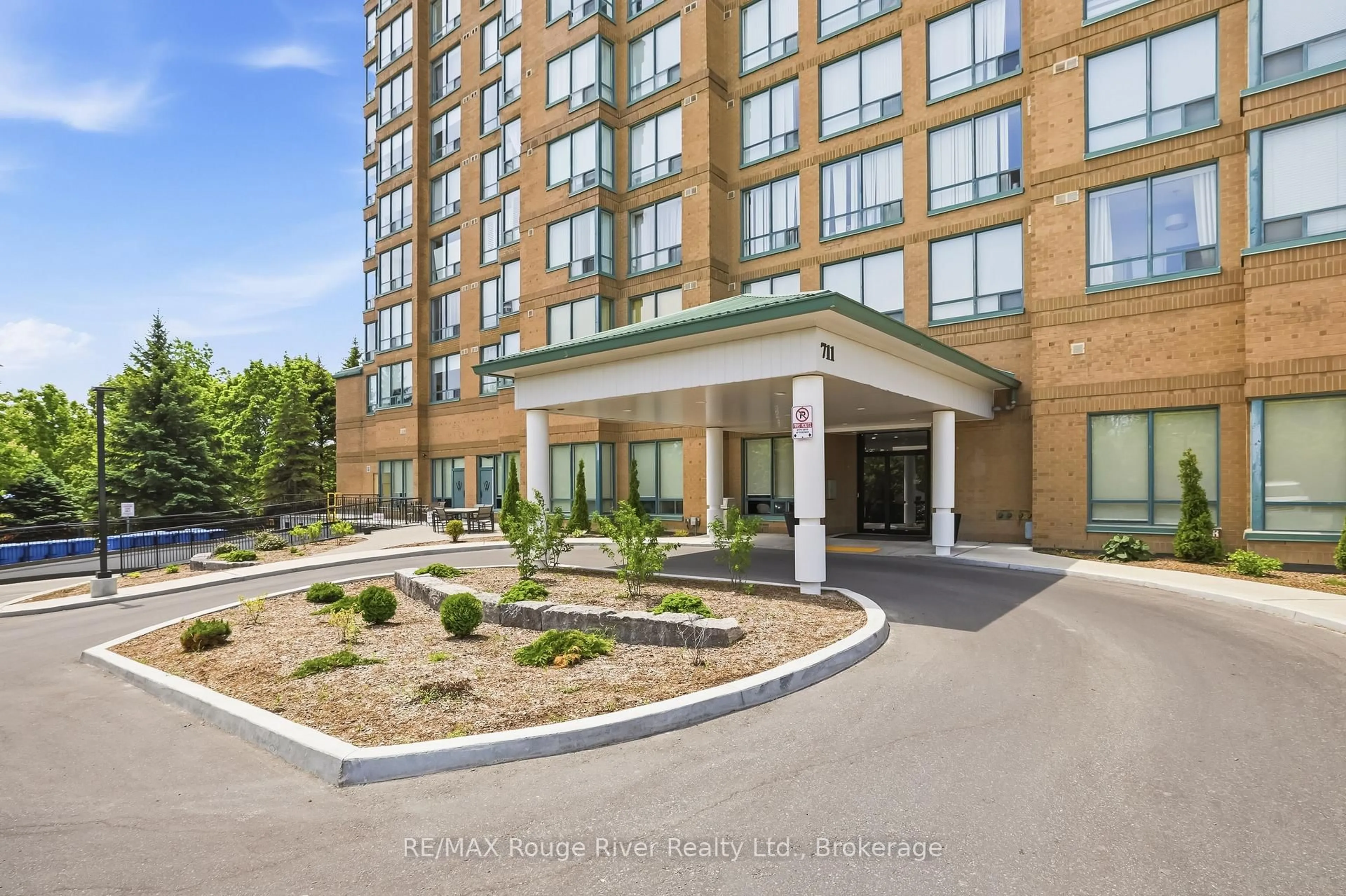 Indoor foyer for 711 Rossland Rd E Rd #1107, Whitby Ontario L1N 8Z1
