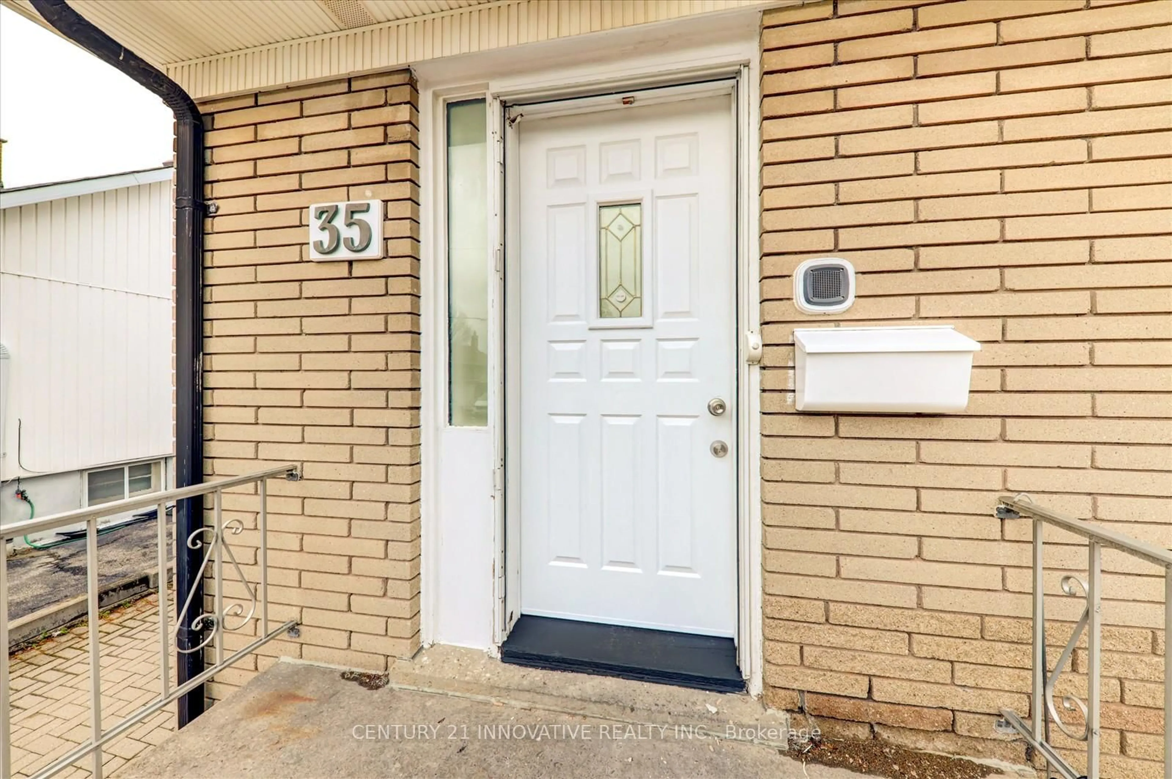 Indoor entryway for 35 Cotton Ave, Toronto Ontario M1K 1Z5