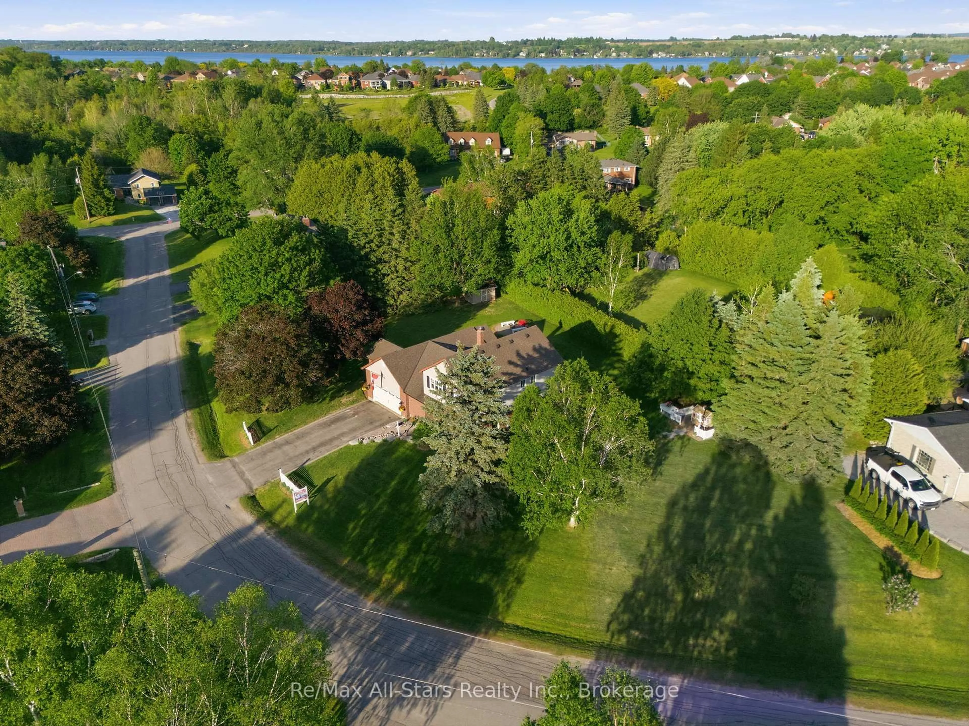 A pic from outside/outdoor area/front of a property/back of a property/a pic from drone, street for 4 Circle Dr, Scugog Ontario L9L 1N9