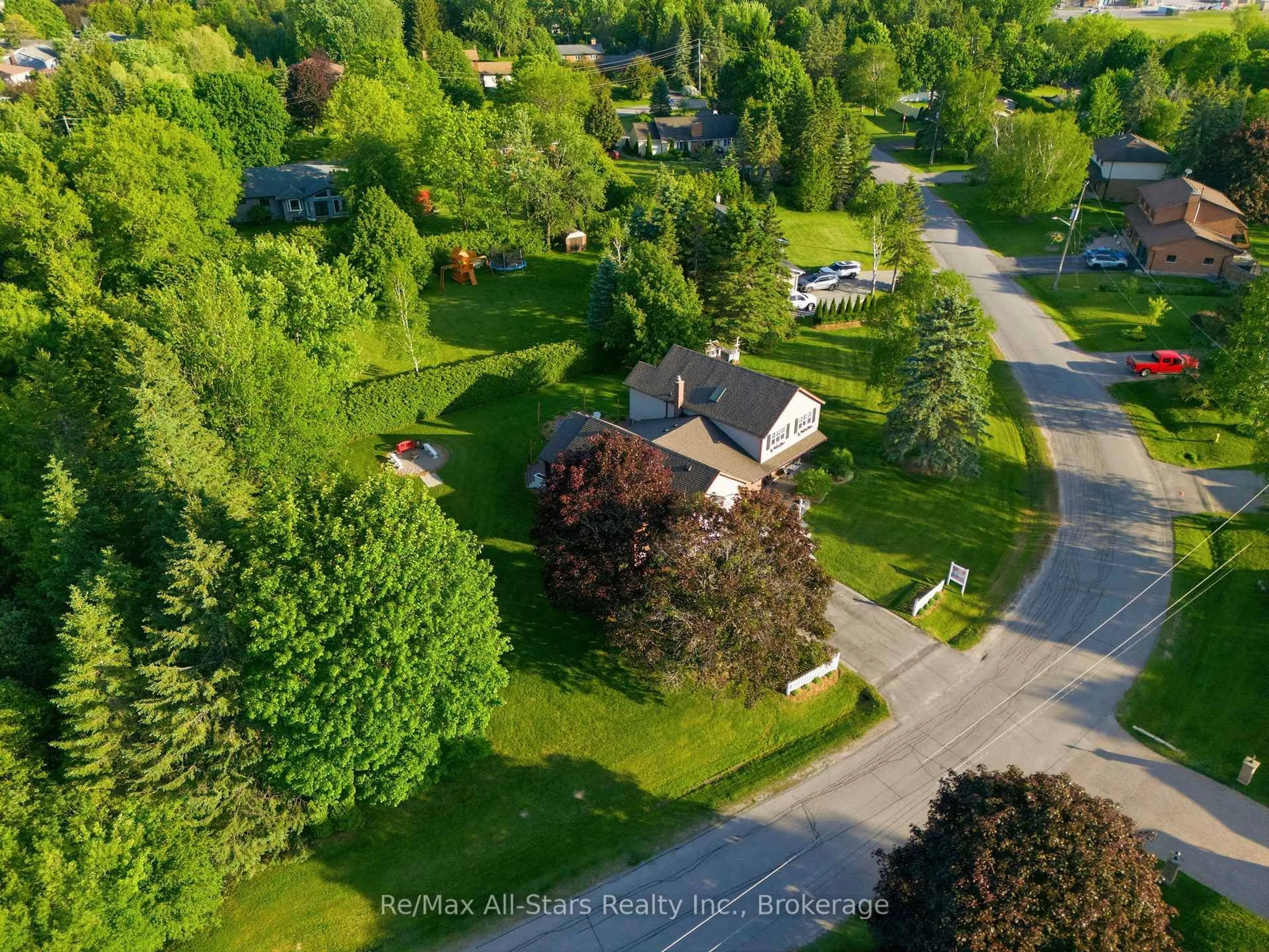 A pic from outside/outdoor area/front of a property/back of a property/a pic from drone, street for 4 Circle Dr, Scugog Ontario L9L 1N9