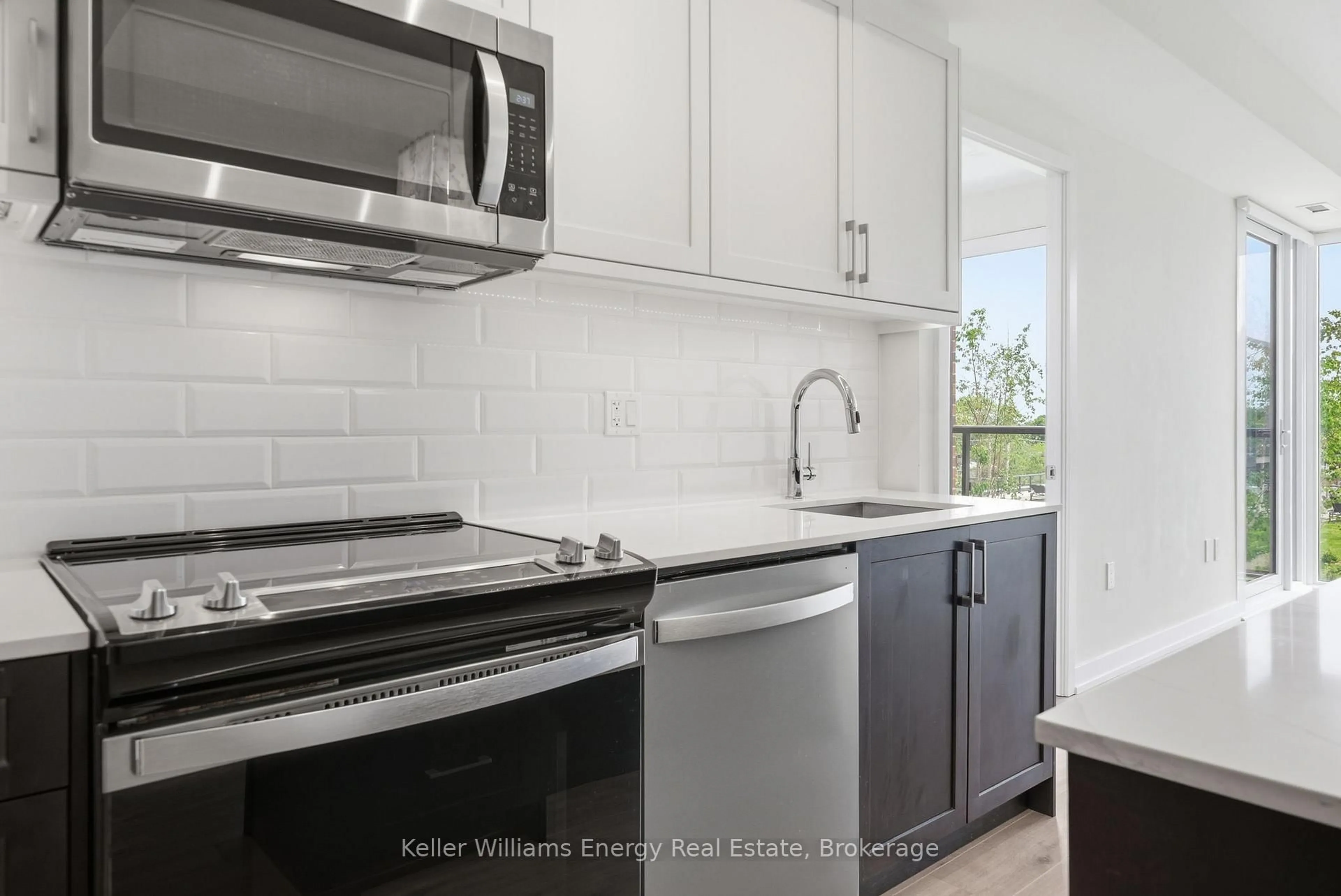 Standard kitchen, ceramic/tile floor for 201 Brock St #417, Whitby Ontario L1N 0P8