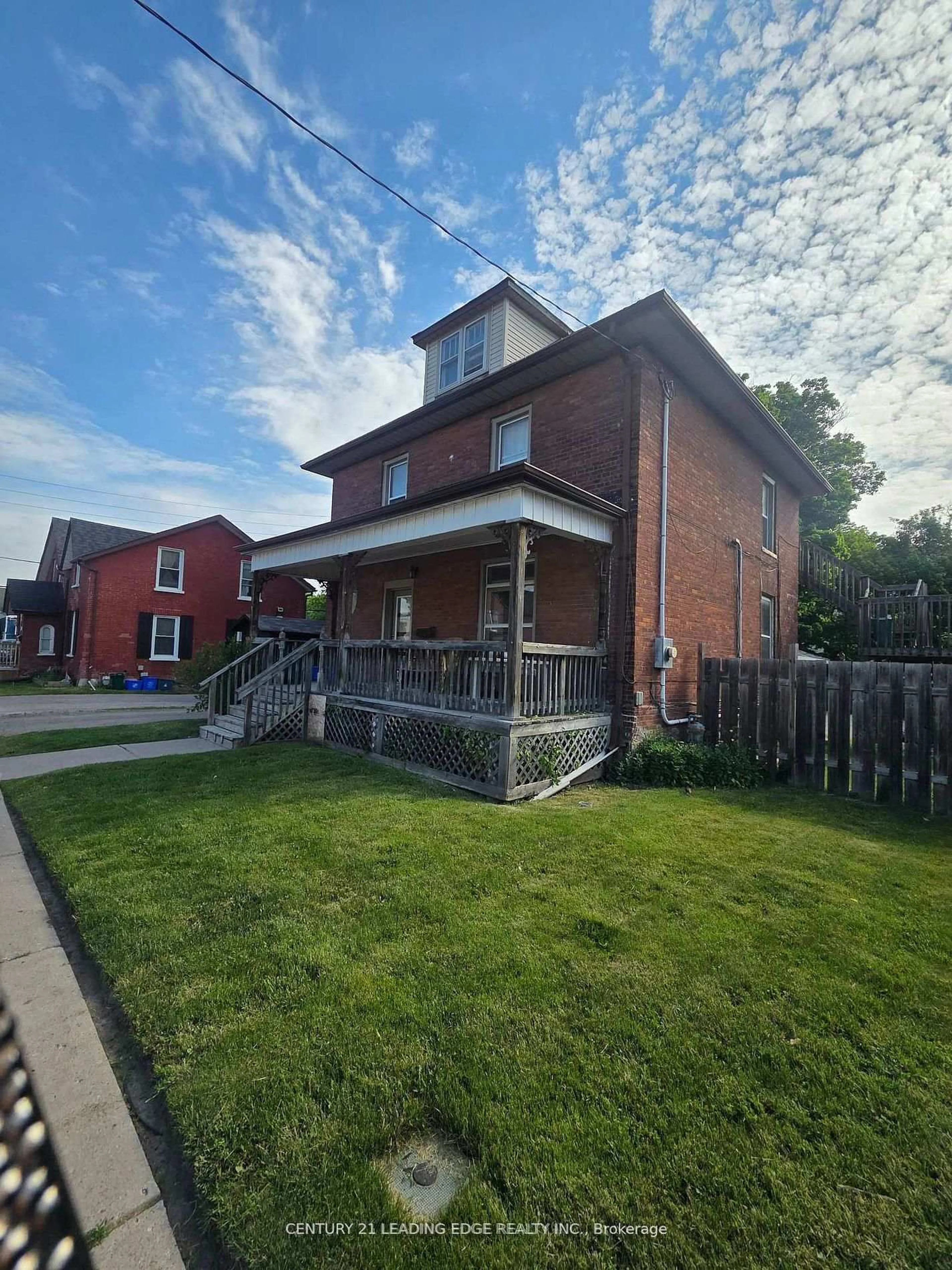 Home with brick exterior material, street for 195 Albert St, Oshawa Ontario L1H 4R4