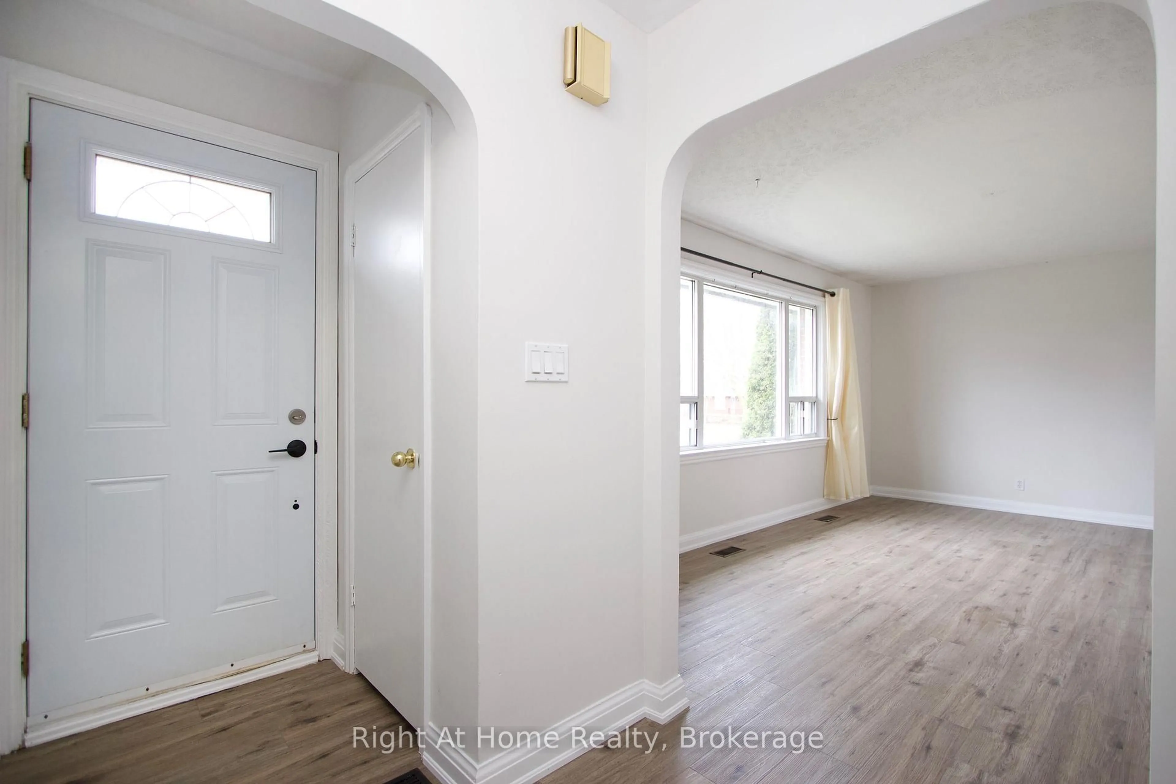 Indoor entryway for 280 Highland Ave, Oshawa Ontario L1H 6A9